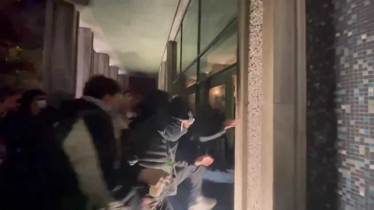 Altun: Türkiye Sokağa Teslim Olmayacak 2 IBB Binasina Saldiri Gostericiler Camlari Kirdi 1 2