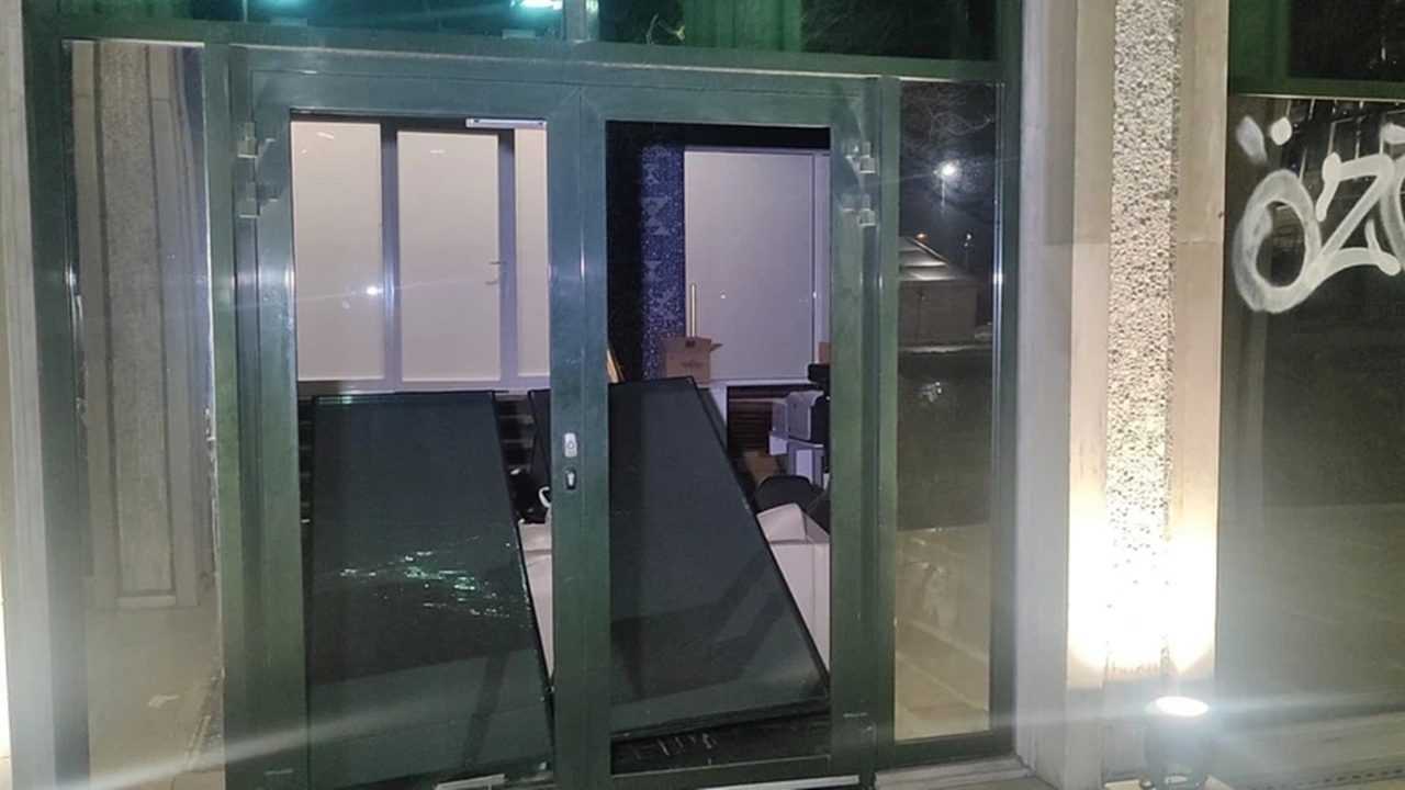 Altun: Türkiye Sokağa Teslim Olmayacak 1 IBB Binasina Saldiri Gostericiler Camlari Kirdi 2 1