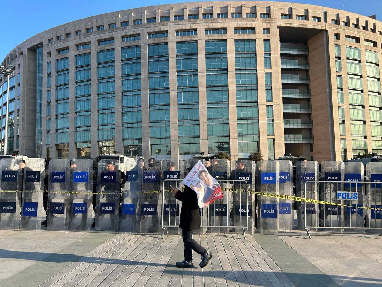 İmamoğlu Adliyeye Sevk Edildi Gerilim Tırmanıyor 2 Imamoglu Gozaltinda Adliyede Gerilim Tirmaniyor 3