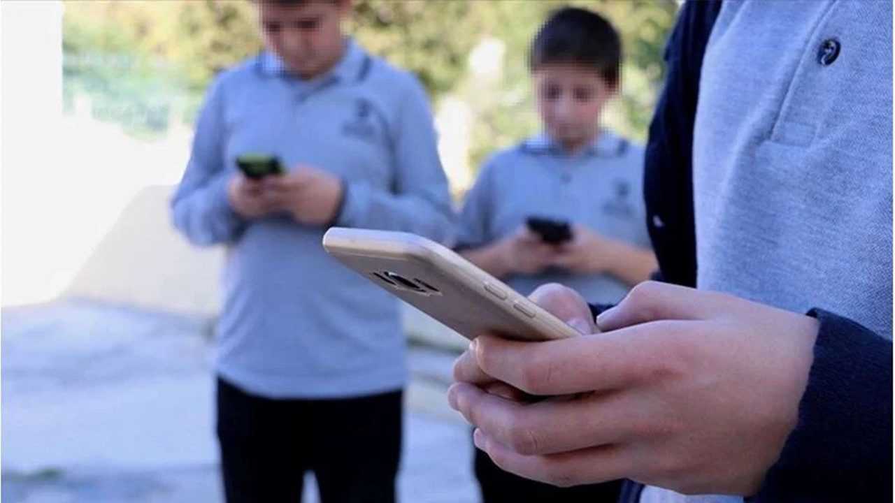 İsveç Okullarda Cep Telefonu Yasaklıyor 1 Isvec Okullarda Cep Telefonu Yasakliyor 2