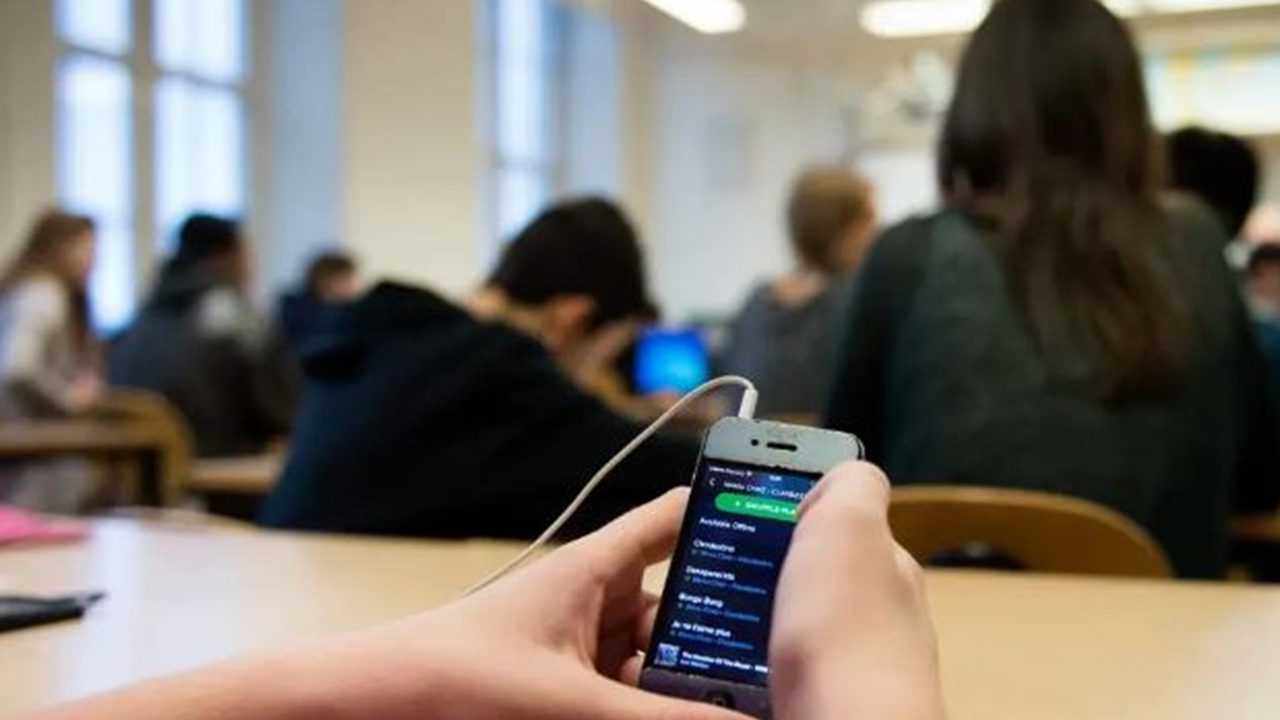 İsveç Okullarda Cep Telefonu Yasaklıyor 5 Isvec Okullarda Cep Telefonu Yasakliyor 6