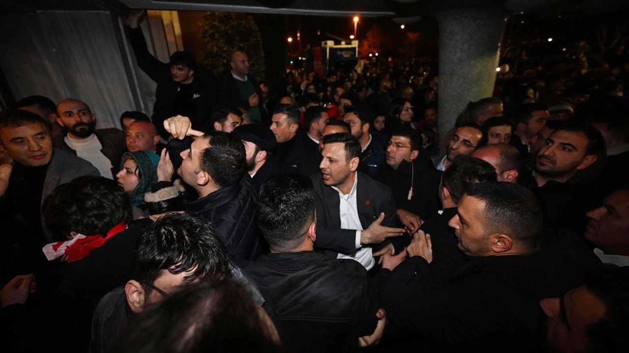 Saraçhane'de: Göstericiler Barikatları Aştı, Çatışma Çıktı 1 Sarachanede Gostericiler Barikatlari Asti Catisma Cikti 1