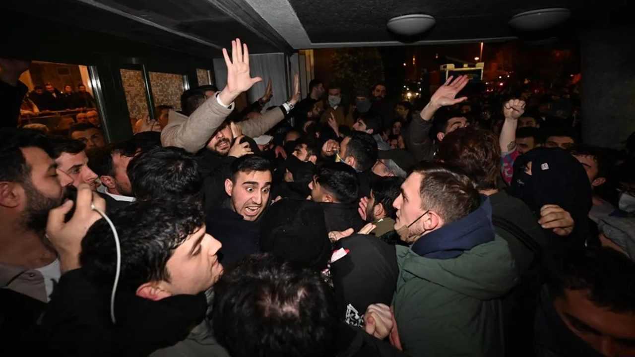 Saraçhane'de: Göstericiler Barikatları Aştı, Çatışma Çıktı 2 Sarachanede Gostericiler Barikatlari Asti Catisma Cikti 2