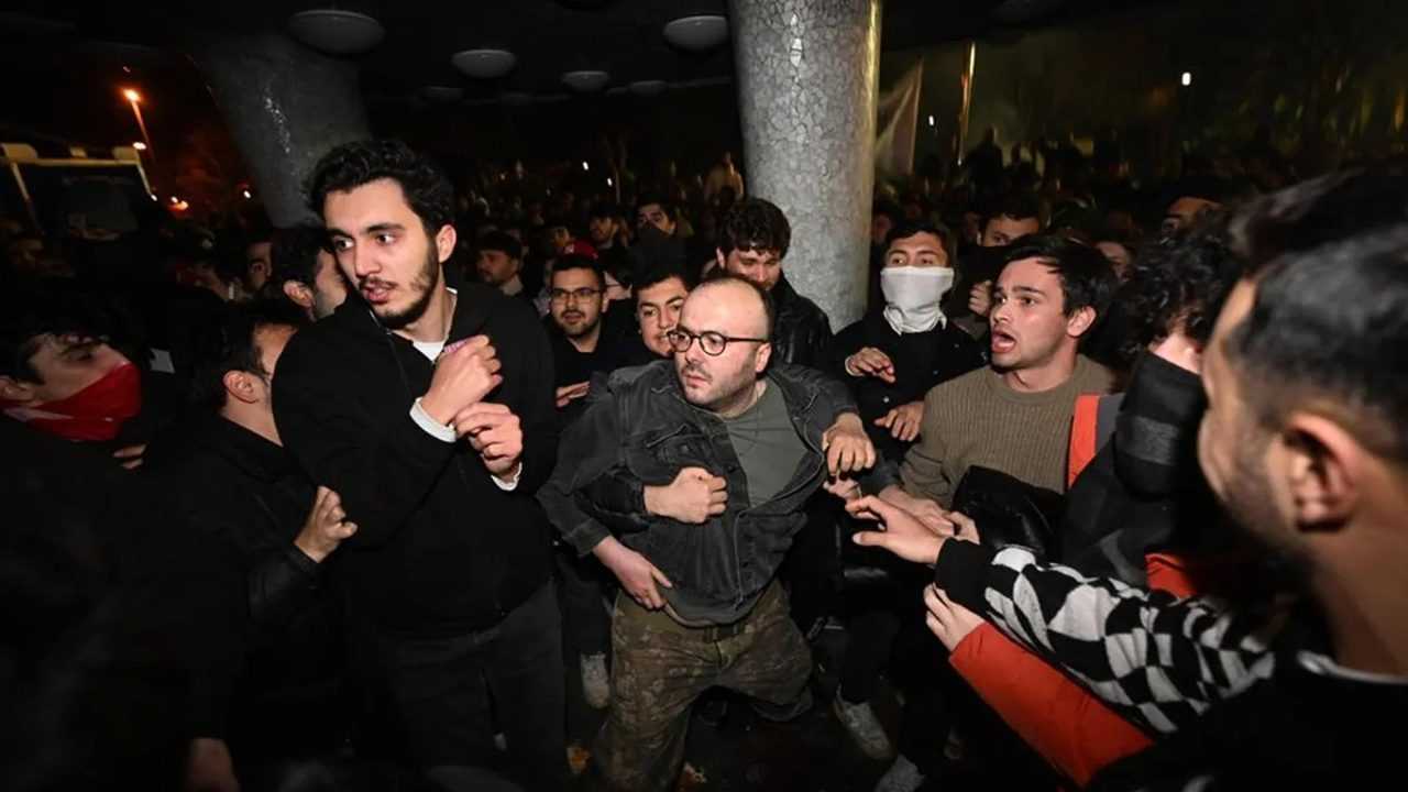Saraçhane'de: Göstericiler Barikatları Aştı, Çatışma Çıktı 3 Sarachanede Gostericiler Barikatlari Asti Catisma Cikti 3