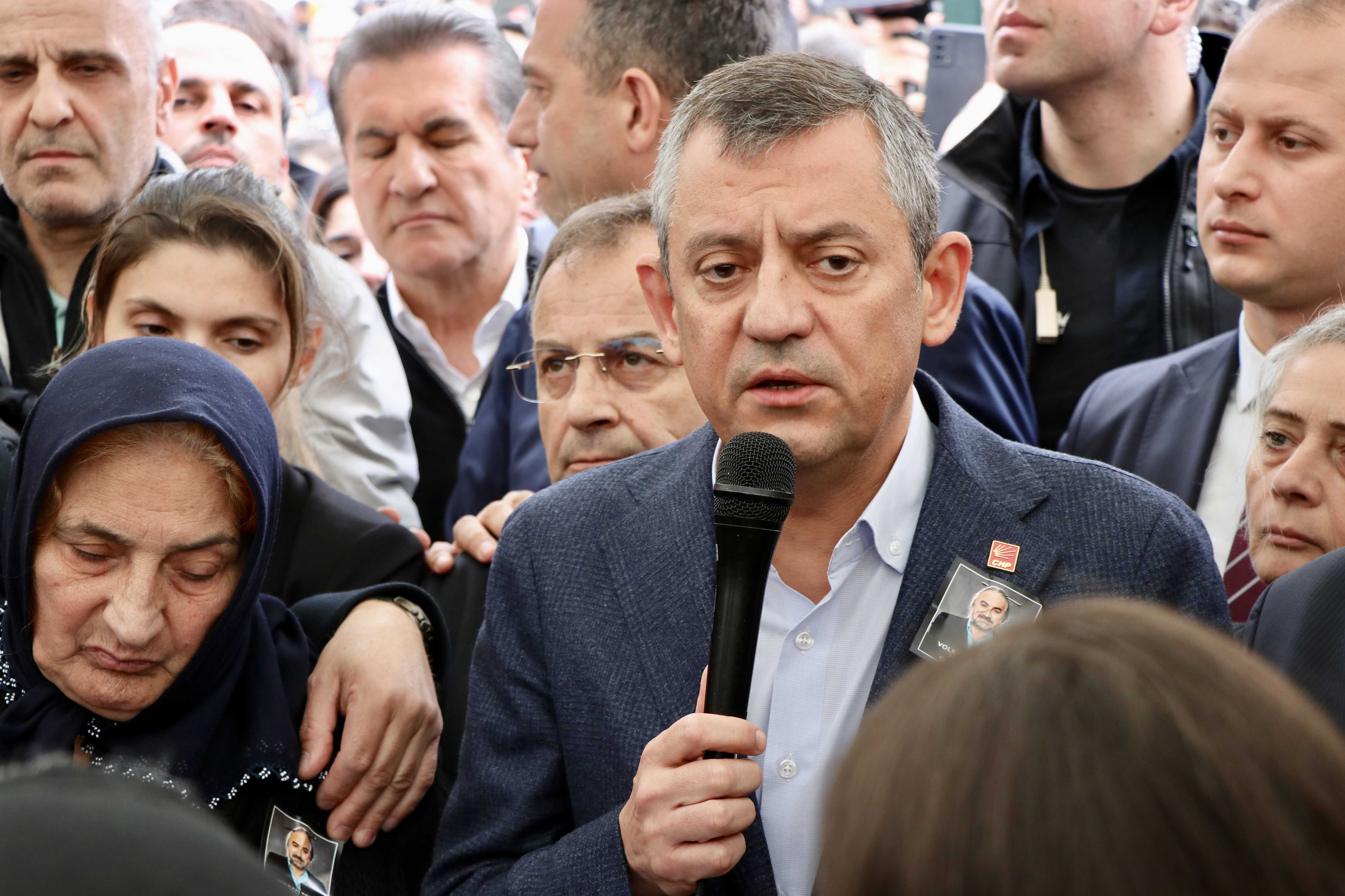 AA 20250402 37516267 37516256 SANATCI VOLKAN KONAK MEMLEKETI TRABZONDA SON YOLCULUGUNA UGURLANDI