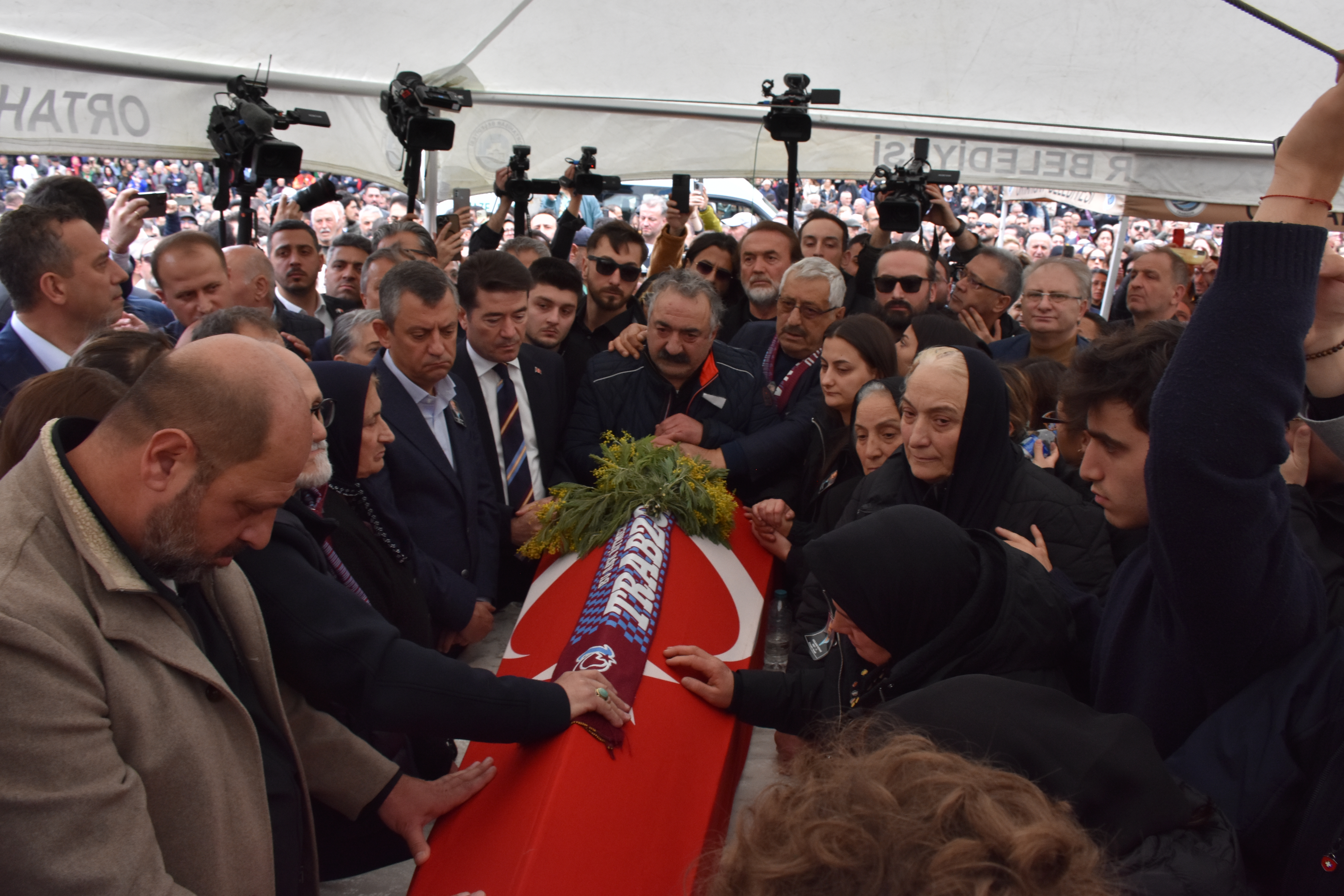 AA 20250402 37517690 37517689 SANATCI VOLKAN KONAK MEMLEKETI TRABZONDA SON YOLCULUGUNA UGURLANDI