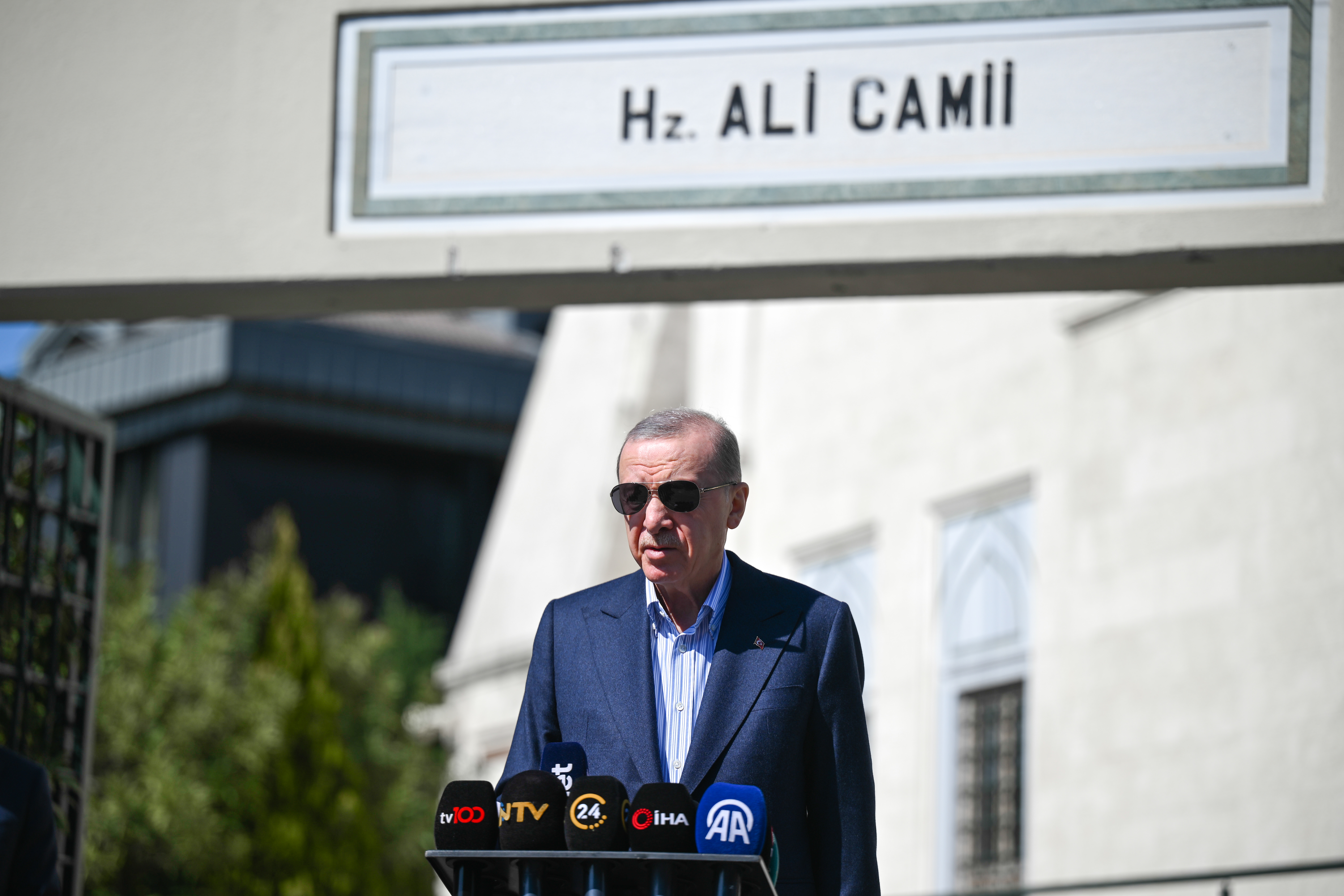 AA 20250404 37534594 37534590 CUMHURBASKANI ERDOGAN CUMA NAMAZINI USKUDARDAKI HZ ALI CAMISINDE KILDI