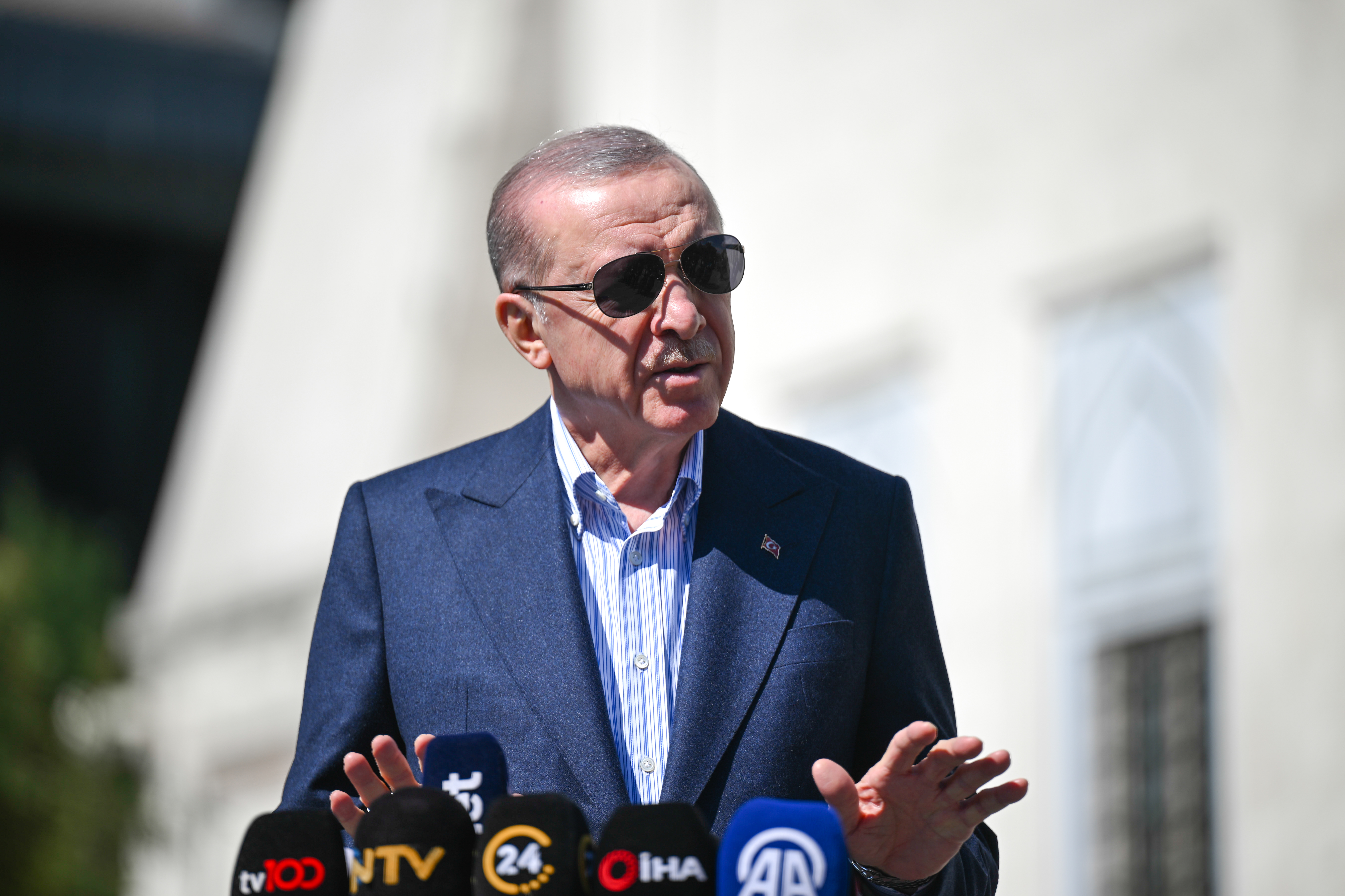 AA 20250404 37534594 37534591 CUMHURBASKANI ERDOGAN CUMA NAMAZINI USKUDARDAKI HZ ALI CAMISINDE KILDI