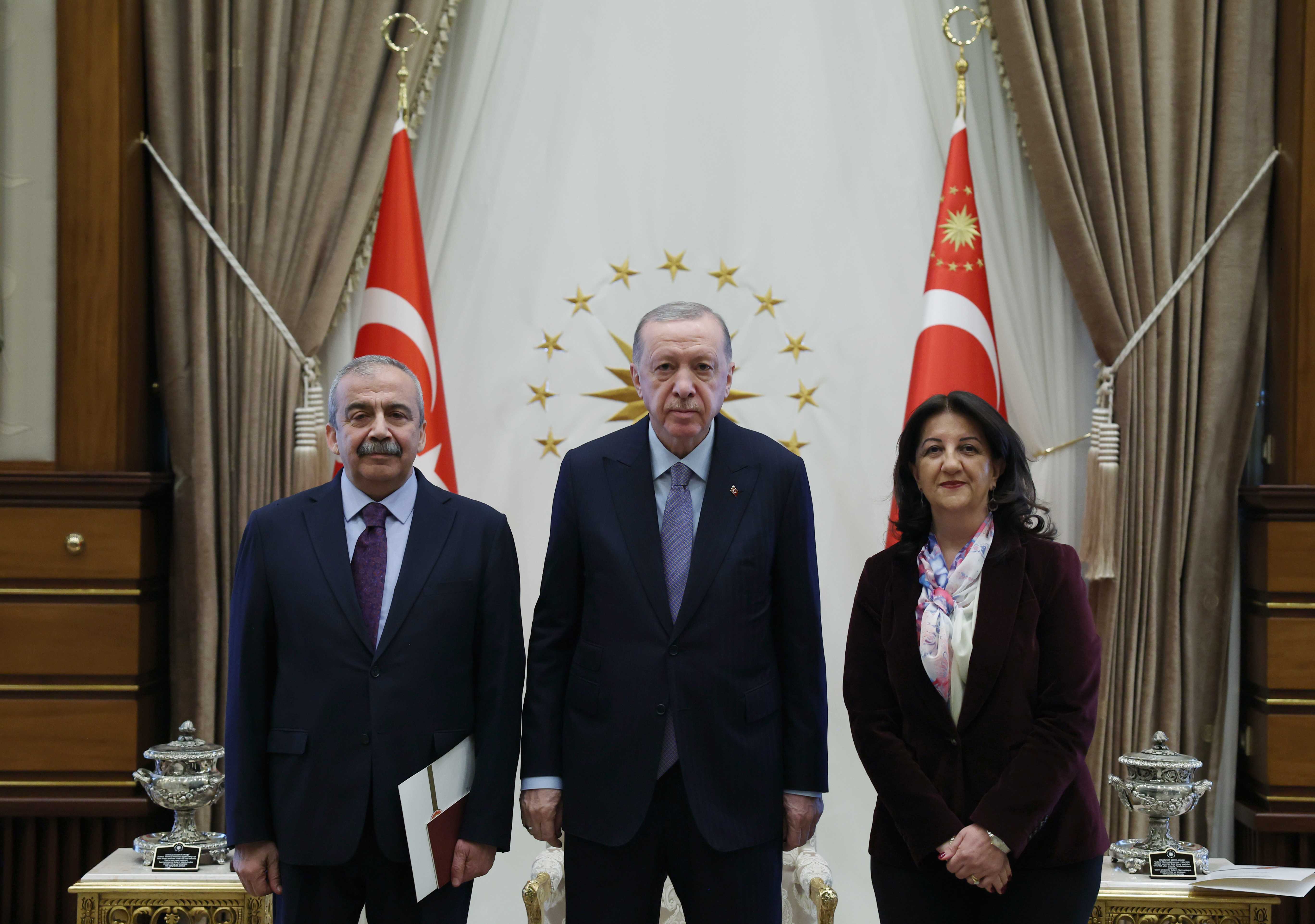 Sırrı Süreyya Önder Şikayetini Söyleyip Yere Yığıldı! 5 AA 20250410 37588501 37588500 CUMHURBASKANI RECEP TAYYIP ERDOGAN