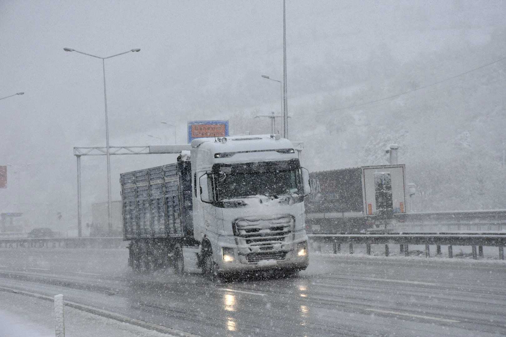 Samsun-Ankara Yolunda Kar Yağışı Trafiği Felç Etti 1 AA 20250411 37602449 37602446 SAMSUNANKARA KARA YOLUNDA KAR YAGISI ETKILI OLDU