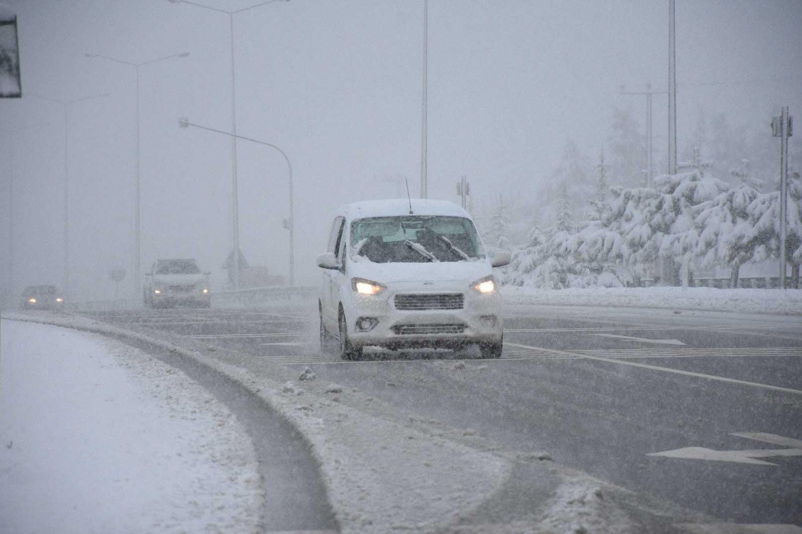 Samsun-Ankara Yolunda Kar Yağışı Trafiği Felç Etti 2 AA 20250411 37602449 37602447 SAMSUNANKARA KARA YOLUNDA KAR YAGISI ETKILI OLDU