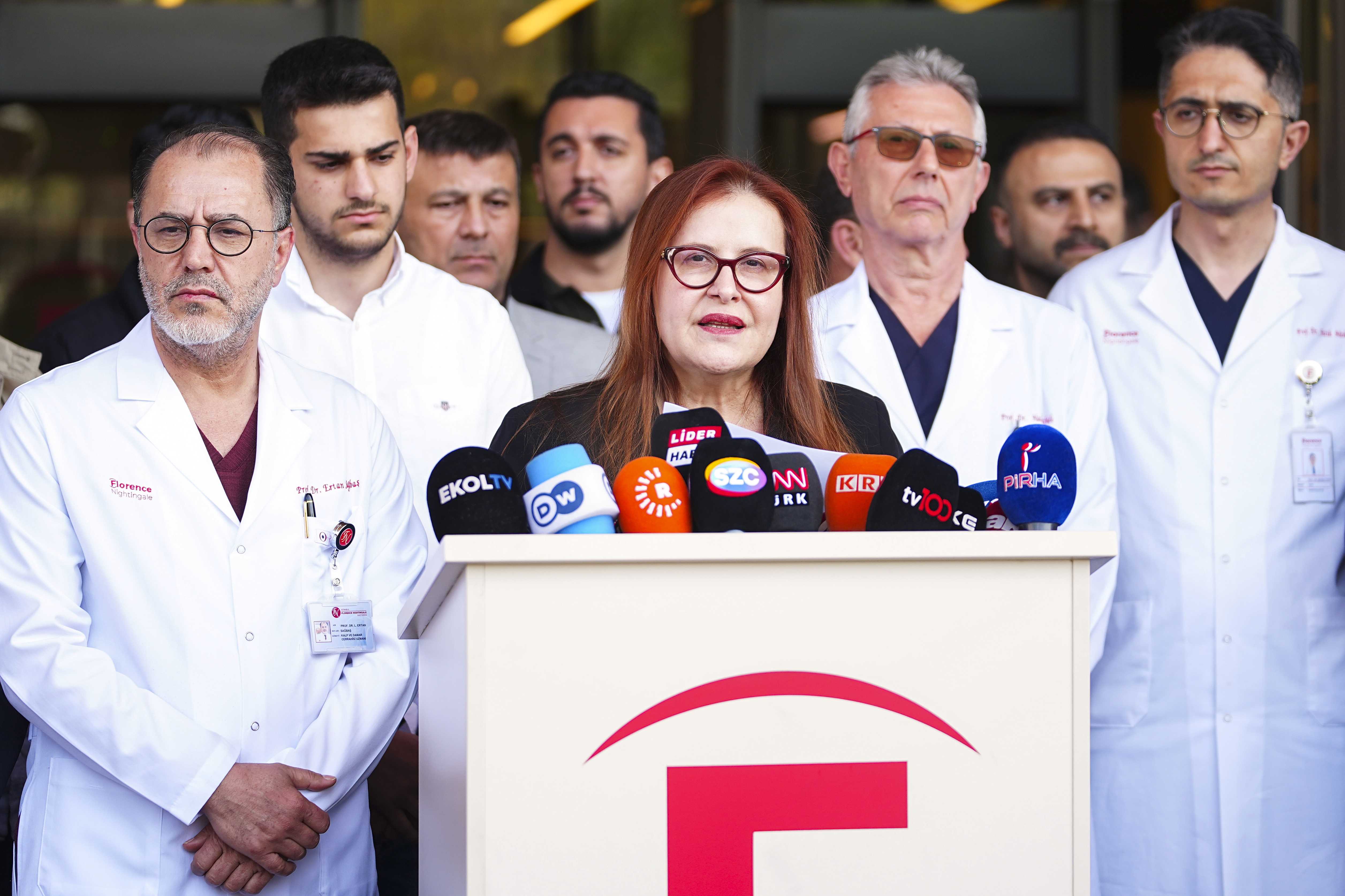 Sırrı Süreyya Önder Şikayetini Söyleyip Yere Yığıldı! 2 AA 20250416 37649390 37649385 DOKTORLARDAN TBMM BASKANVEKILI ONDERIN SAGLIK DURUMUNA ILISKIN ACIKLAMA