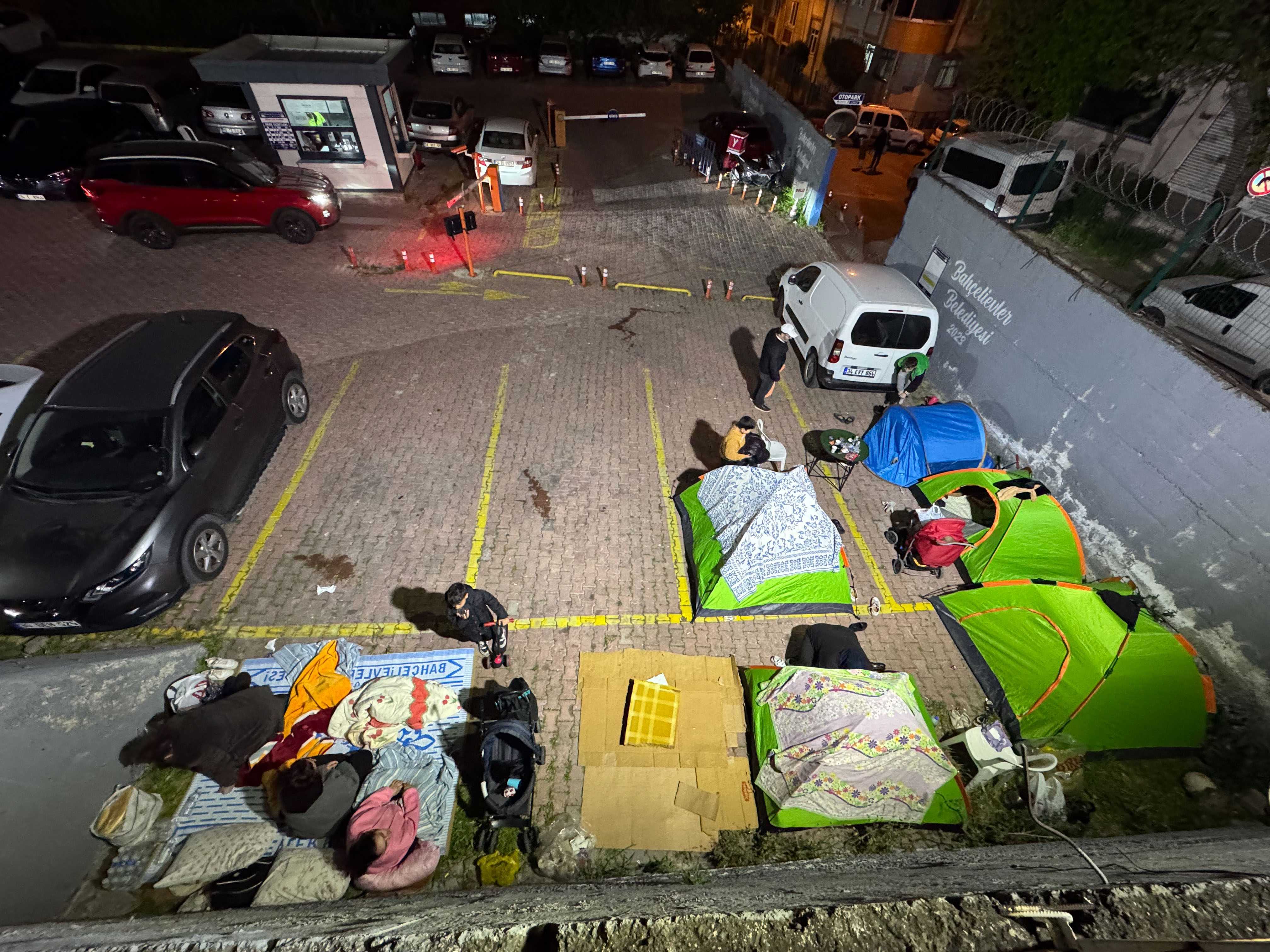 AA 20250423 37730948 37730947 ISTANBULDA BAZI VATANDASLAR DEPREM ENDISESIYLE GECEYI DISARIDA GECIRIYOR