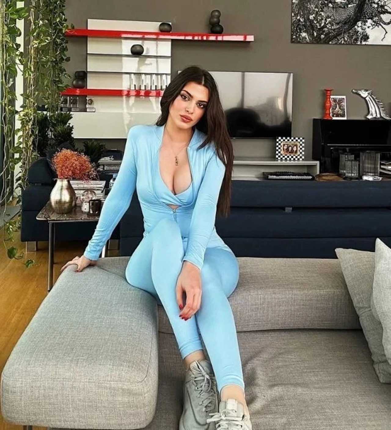Cesur Stiliyle Nefes Kesti: Derin Talu’dan İddialı Pozlar 2 Cesur Stiliyle Nefes Kesti Derin Taludan Iddiali Pozlar 3