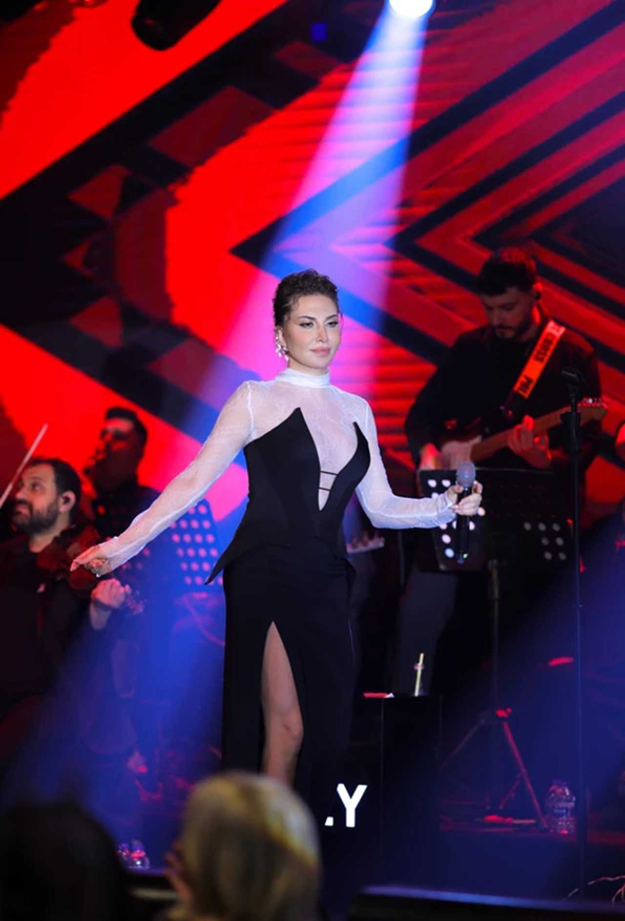 Ebru Yasardan Bayramda Buyuleyici Performans 2
