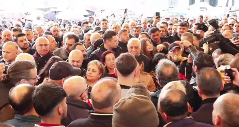 Sahnede Gelen Veda: Sevenleri Yasa Boğuldu
