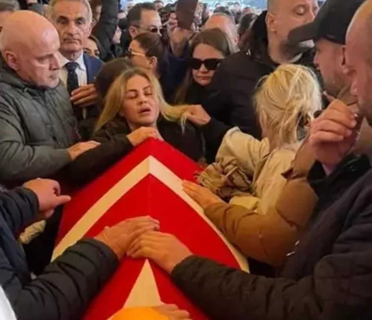 Sanat Dünyası Yıkıldı: Volkan Konak'ın Ani Vefatı Şok Etti 2 Sanat Dunyasi Yikildi Volkan Konakin Ani Vefati Sok Etti 3