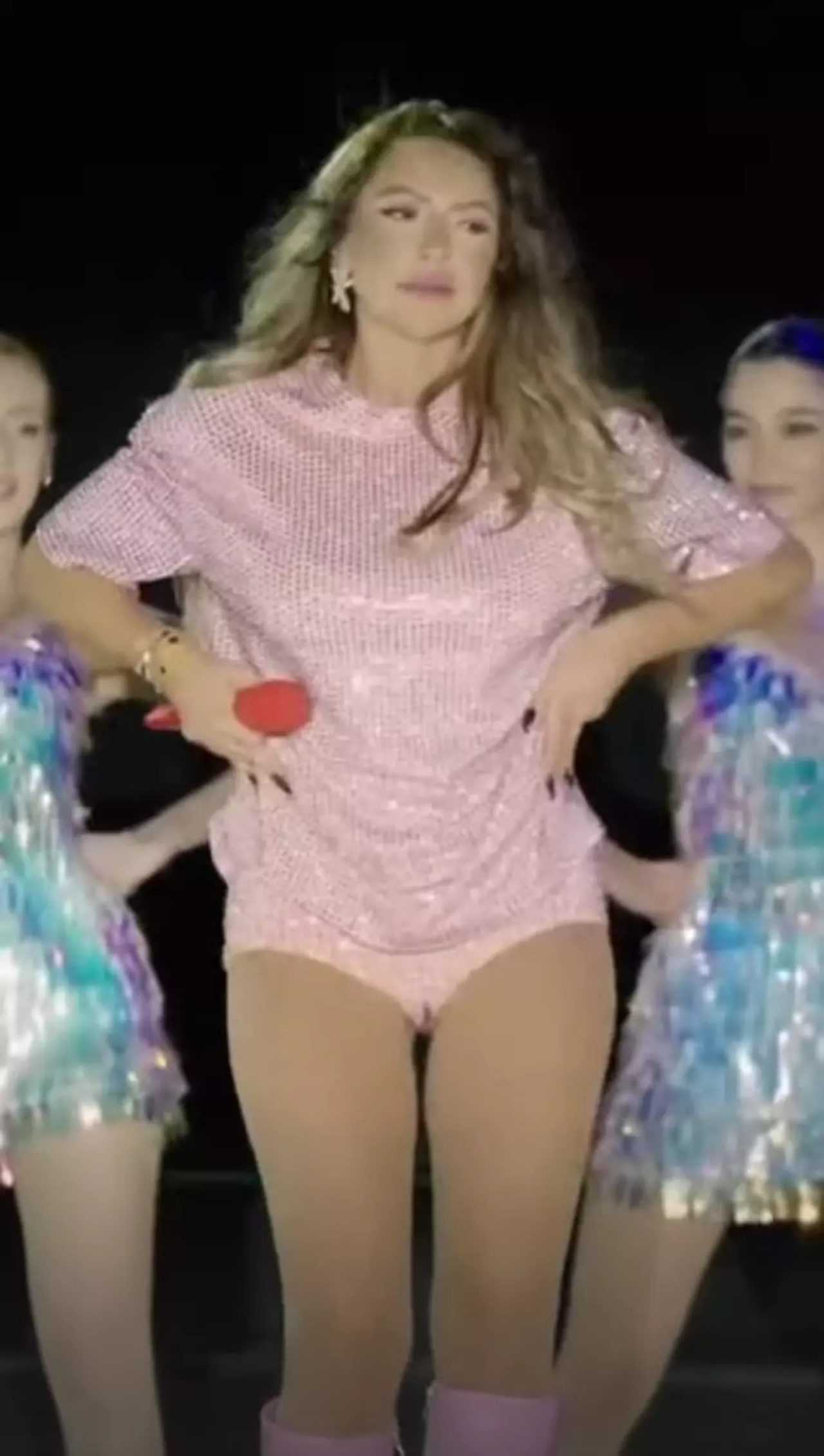 Sosyal Medya Hadise’yi Konuşuyor! Sahneyi Alev Alev Yaktı 2 Sosyal Medya Hadiseyi Konusuyor Sahneyi Alev Alev Yakti 3