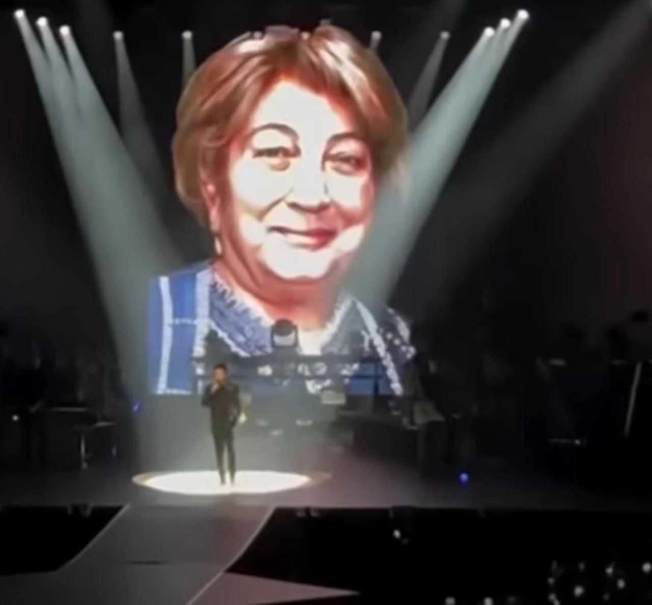 Tarkan’dan Duygusal Konser: Anne Acısıyla Sahneye 1 Tarkandan Duygusal Konser Anne Acisiyla Sahneye 2