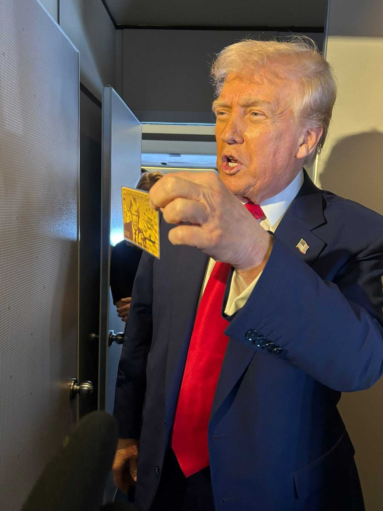 Trump, Üzerinde Resmi Olan Altın Kartı Açıkladı 1 Trump Uzerinde Resmi Olan Altin Karti Acikladi 1