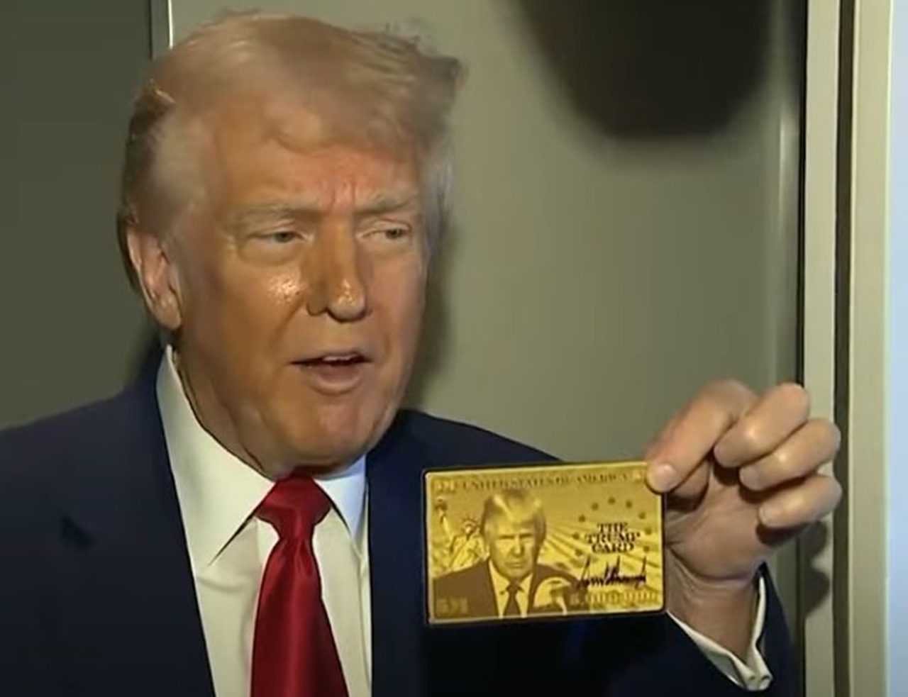 Trump, Üzerinde Resmi Olan Altın Kartı Açıkladı 2 Trump Uzerinde Resmi Olan Altin Karti Acikladi 2