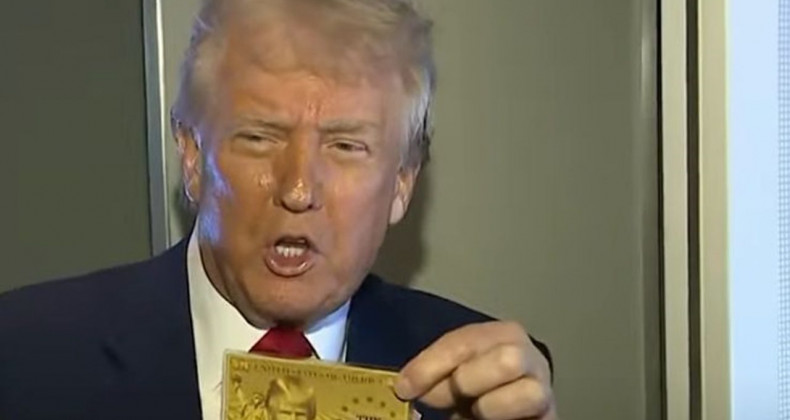 Trump, Üzerinde Resmi Olan Altın Kartı Açıkladı