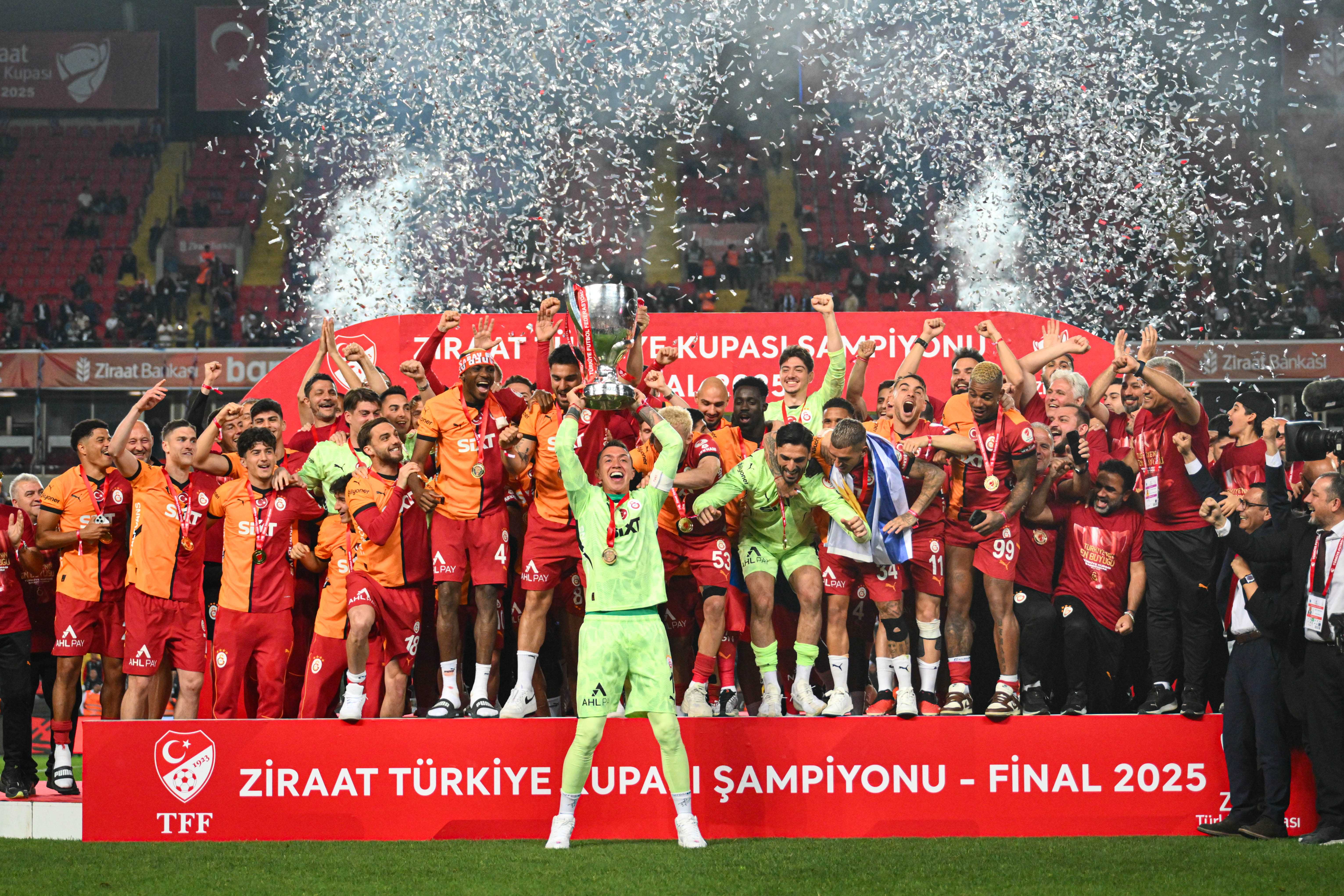 24 Saatte Servet! Galatasaray Rekor Kırdı 1 AA 20250514 37954278 37954273 ZIRAAT TURKIYE KUPASININ SAHIBI GALATASARAY OLDU