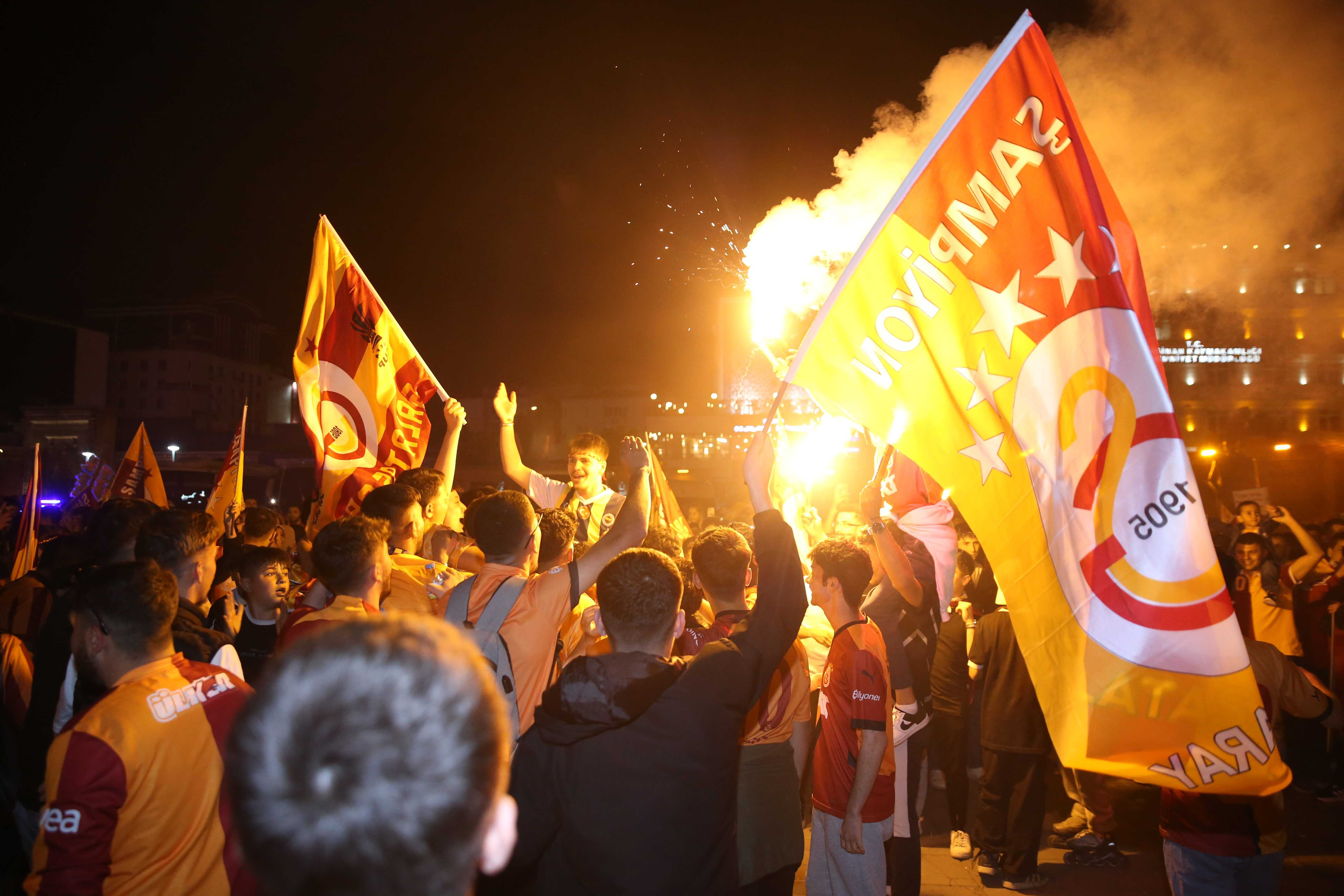 24 Saatte Servet! Galatasaray Rekor Kırdı 6 AA 20250518 38001241 38001234 KAYSERIDE GALATASARAYIN SAMPIYONLUGU KUTLANIYOR