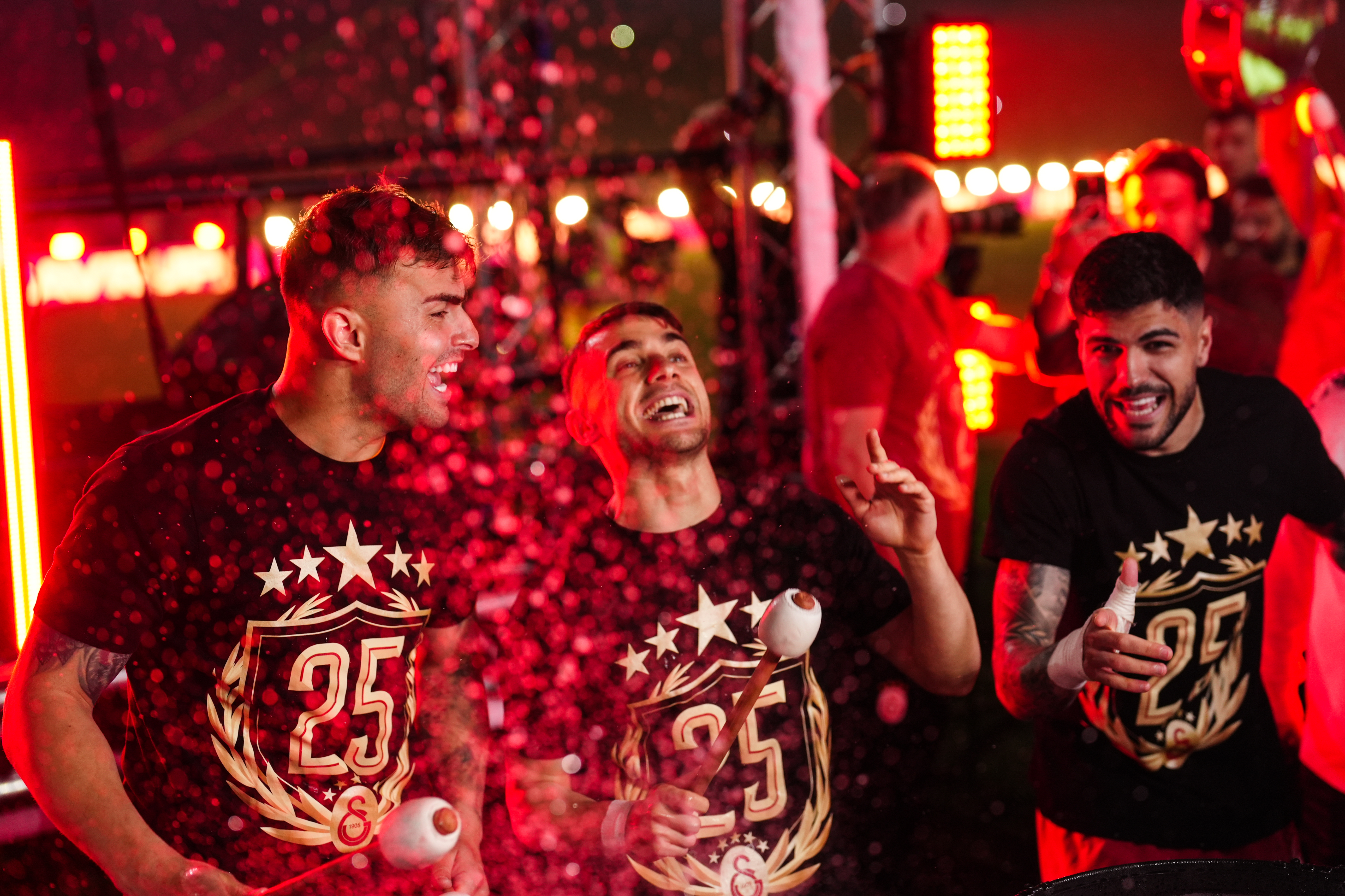 24 Saatte Servet! Galatasaray Rekor Kırdı 7 AA 20250518 38002644 38002632 GALATASARAY SAMPIYONLUGU KUTLUYOR