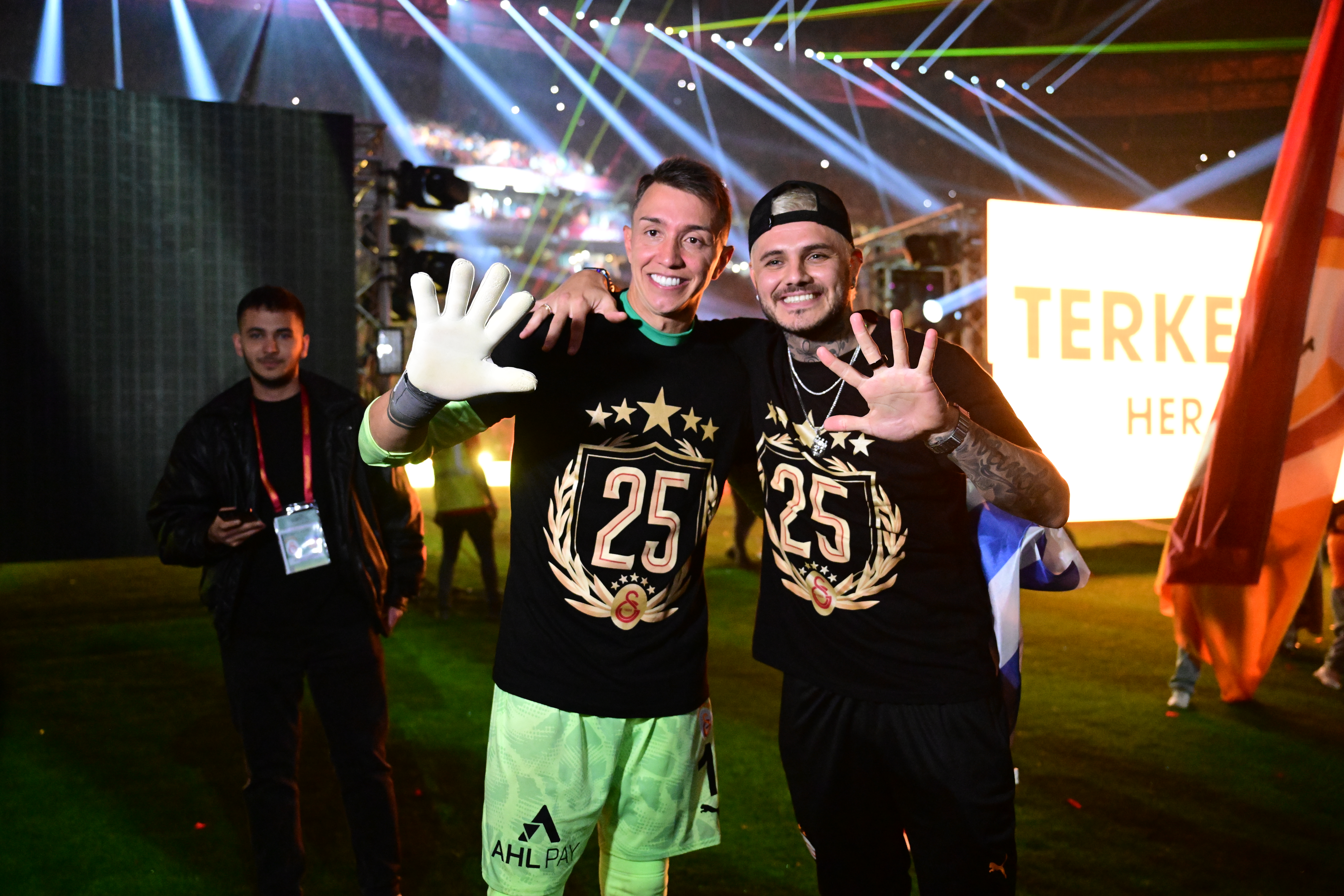24 Saatte Servet! Galatasaray Rekor Kırdı 9 AA 20250518 38002773 38002767 GALATASARAY SAMPIYONLUGU KUTLUYOR 1