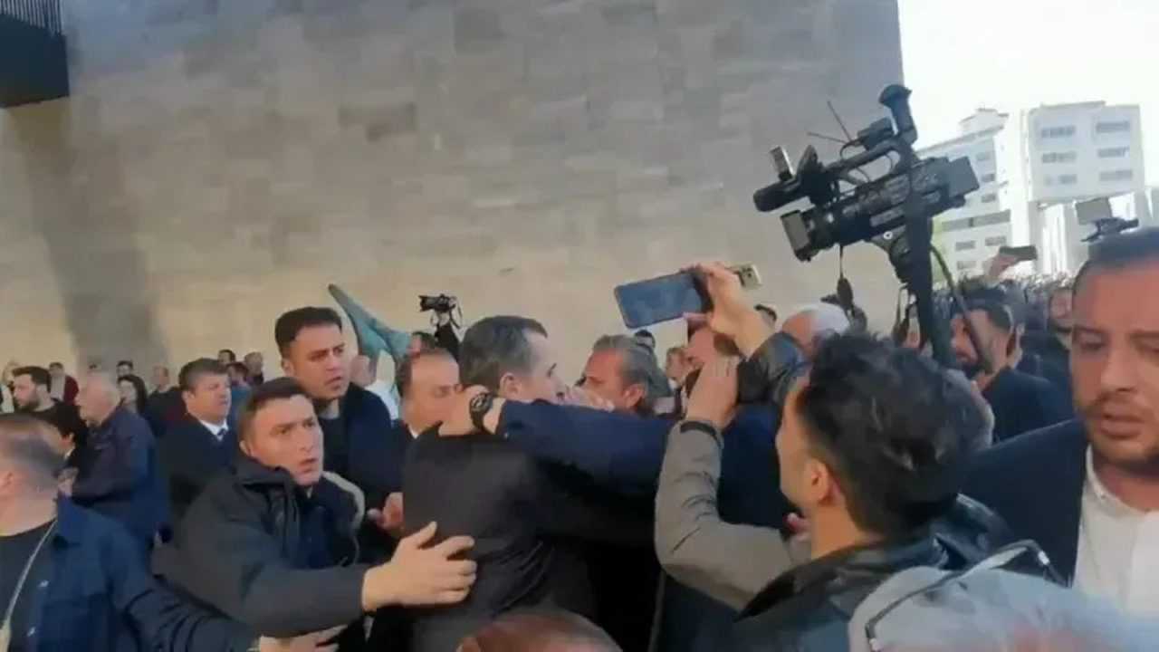 CHP Lideri Özgür Özel'e Cenazede Yumruklu Saldırı 2 CHP Lideri Ozgur Ozele Cenazede Yumruklu Saldiri 3