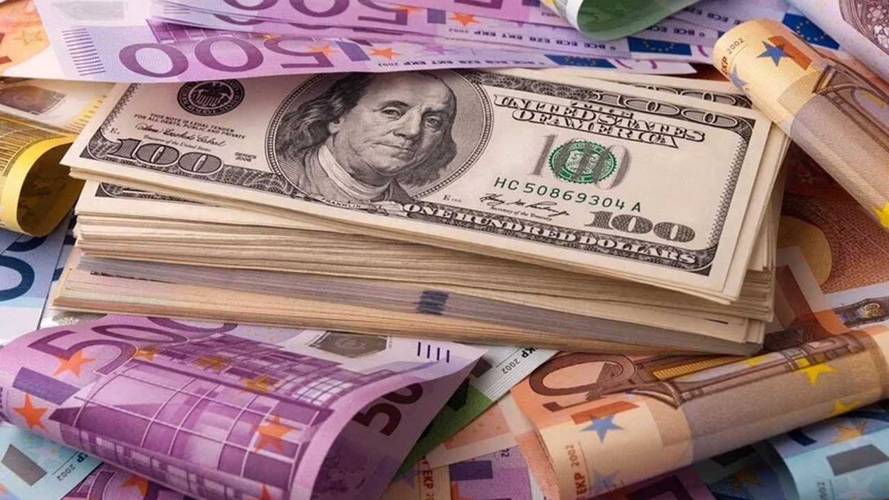 Dolar ve Euro Zirveye Koşuyor: Rekora Kalan Sadece Yüzdeler 1 Dolar ve Euro Zirveye Kosuyor Rekora Kalan Sadece Yuzdeler 3