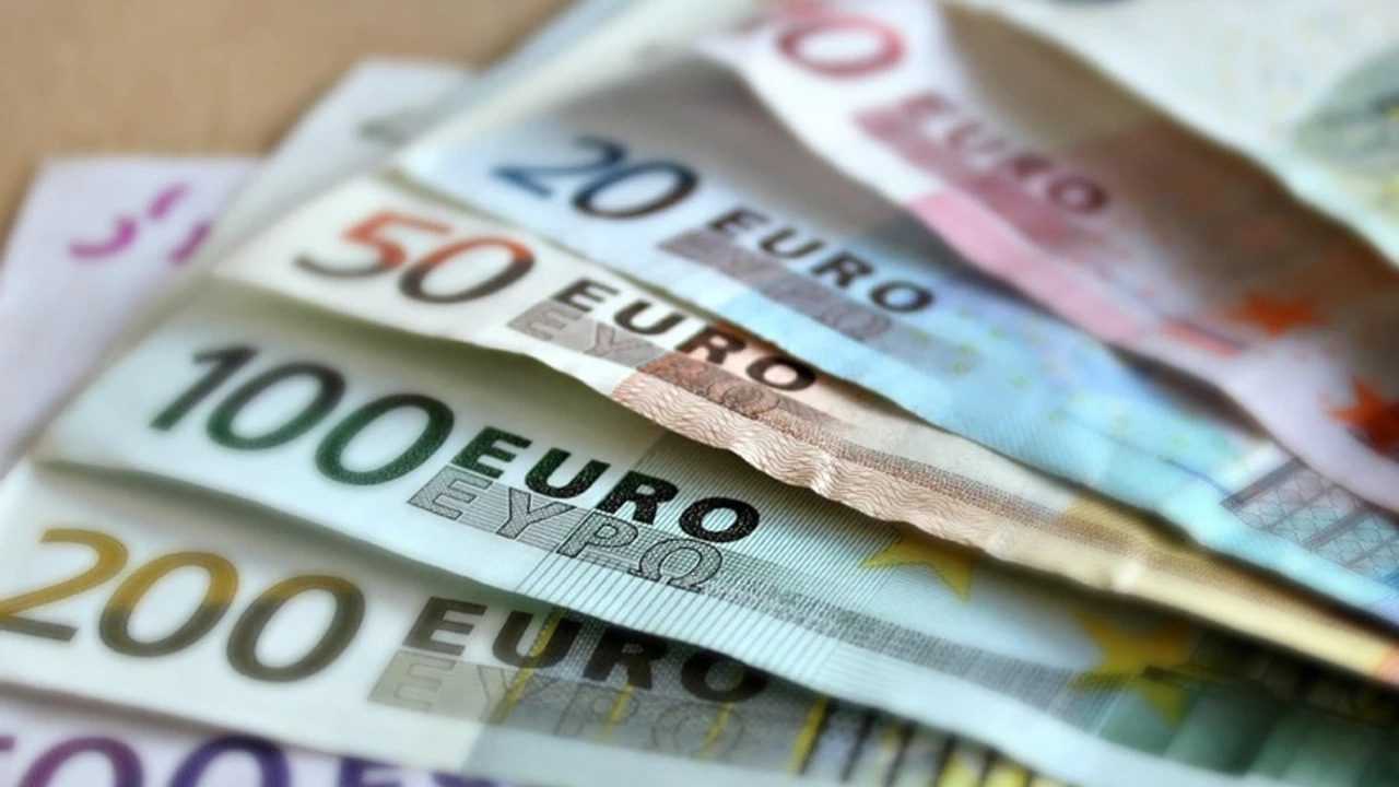 Dolar ve Euro Zirveye Koşuyor: Rekora Kalan Sadece Yüzdeler 2 Dolar ve Euro Zirveye Kosuyor Rekora Kalan Sadece Yuzdeler 4