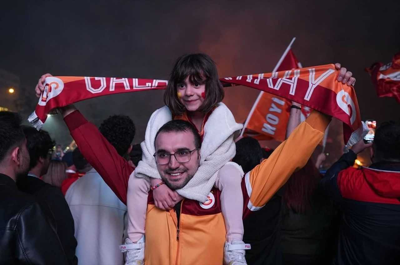 Galatasaray’ın 25. Şampiyonluğu Coşkuyla Kutlanıyor 1 Galatasarayin 25. Sampiyonlugu Coskuyla Kutlaniyor 2