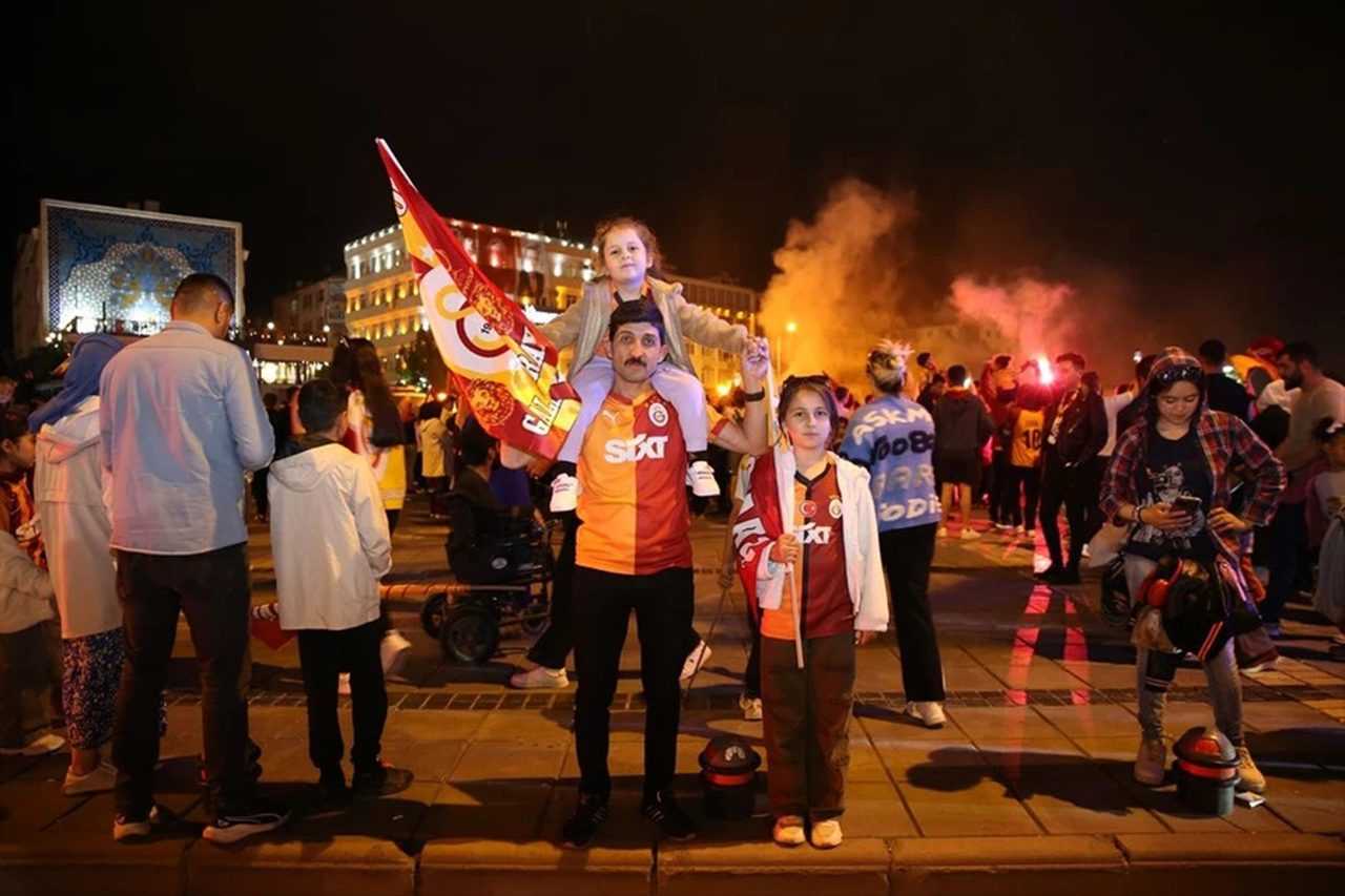 Galatasaray’ın 25. Şampiyonluğu Coşkuyla Kutlanıyor 2 Galatasarayin 25. Sampiyonlugu Coskuyla Kutlaniyor 3