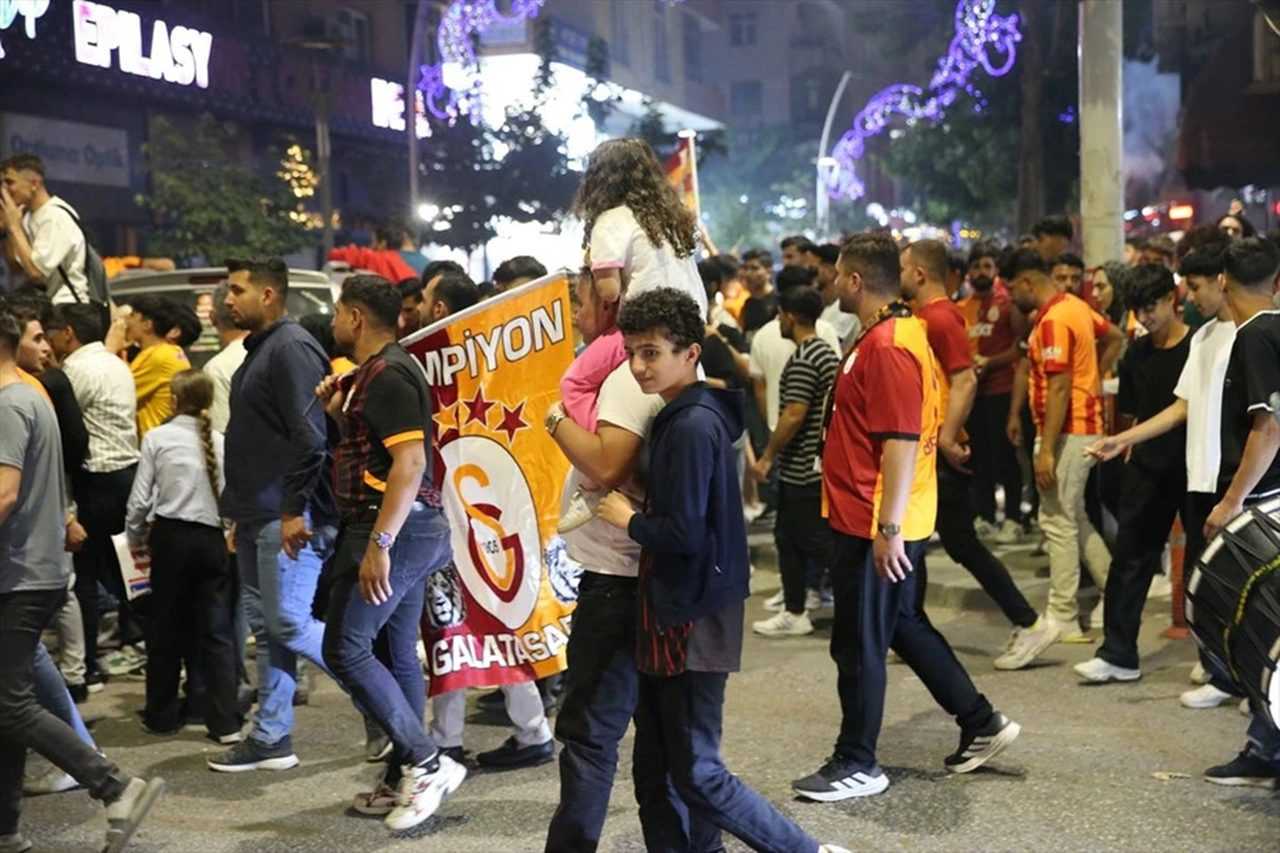 Galatasaray’ın 25. Şampiyonluğu Coşkuyla Kutlanıyor 3 Galatasarayin 25. Sampiyonlugu Coskuyla Kutlaniyor 4