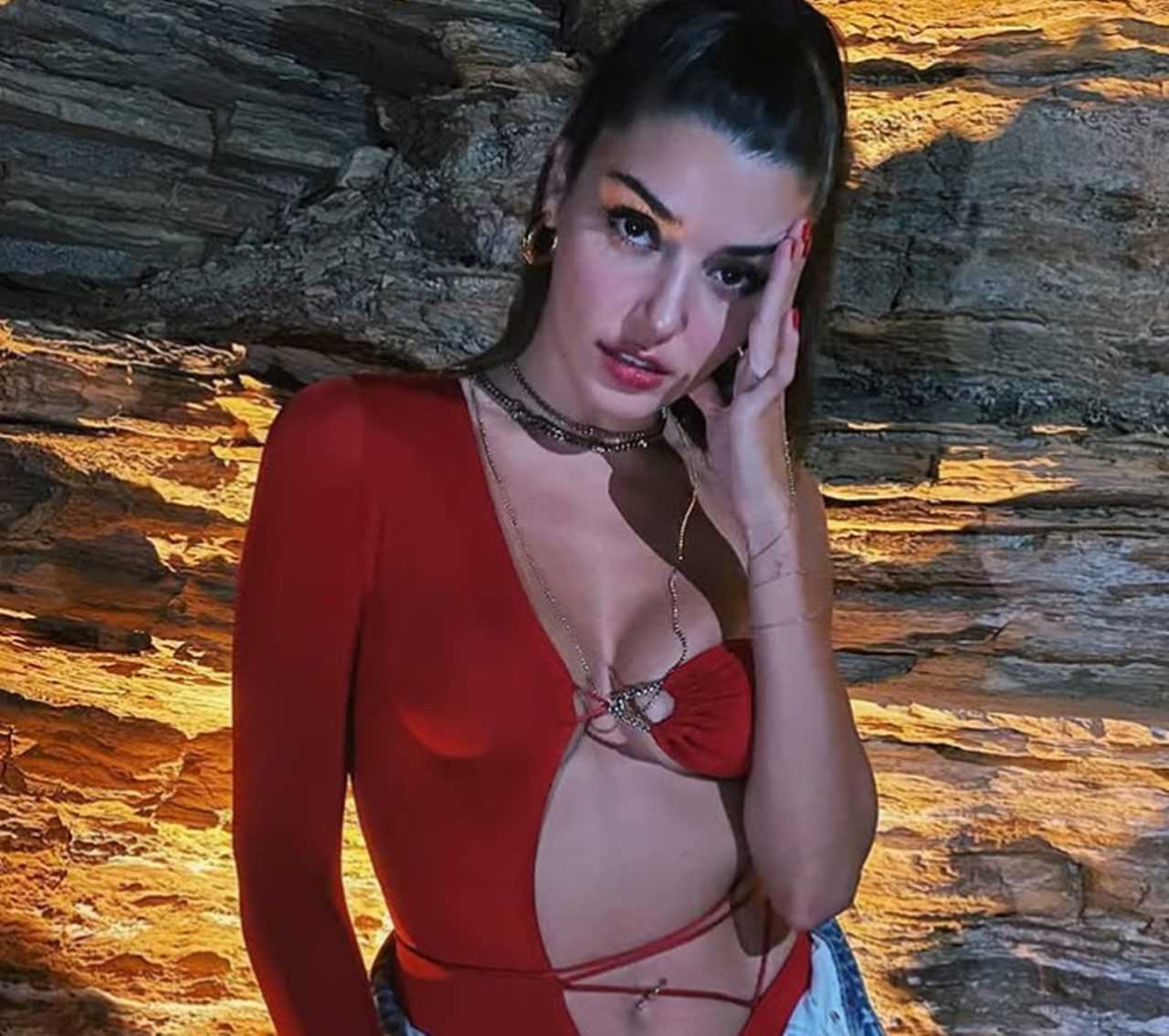 Hande Erçel Cannes'da Fırtına Gibi Esti 6 Hande Ercel Cannesda Parladi Ask Pozuyla Gundem Oldu 8