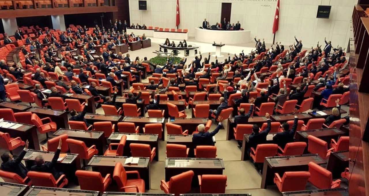 Meclis'te Fırtına Gibi Değişim: Görevler Yeniden Dağıtıldı 1 Mecliste Firtina Gibi Degisim Gorevler Yeniden Dagitildi 3