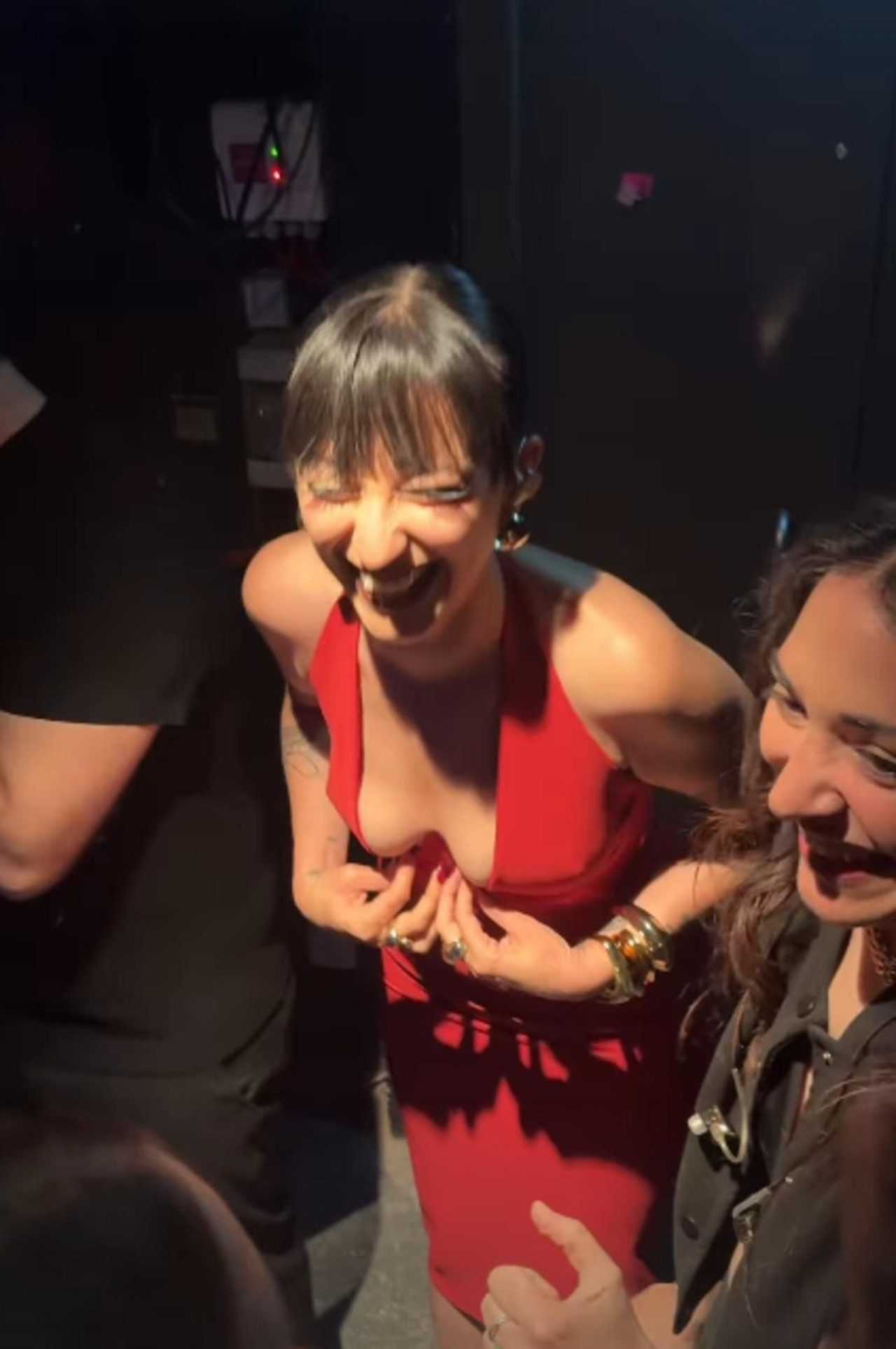 Melike Şahin’den Kırmızı Elbiseyle Göz Kamaştıran Paylaşım 2 Melike Sahinden Kirmizi Elbiseyle Goz Kamastiran Paylasim 3