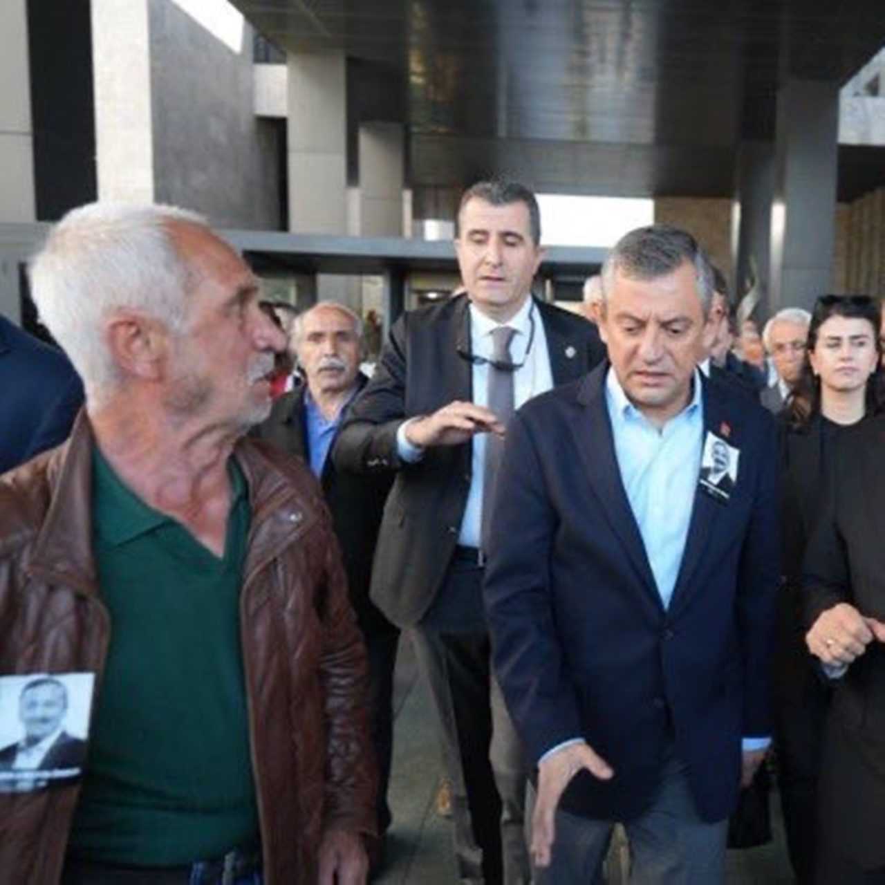 Özgür Özel’e Yumruklu Saldırı: Yemek Kartı Vermediler 1 Ozgur Ozele Yumruklu Saldiri Yemek Karti Vermediler 2