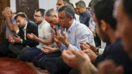 CHP Lideri Özgür Özel, Ferdi Zeyrek’in Mevlidine Katıldı