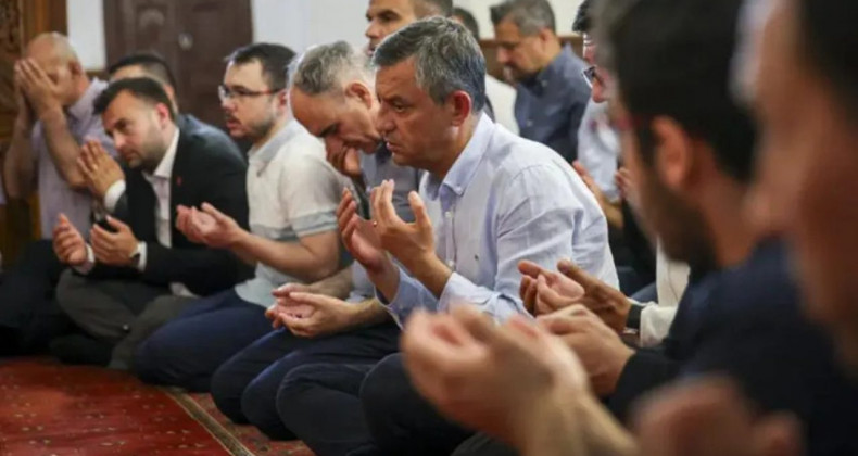 CHP Lideri Özgür Özel, Ferdi Zeyrek’in Mevlidine Katıldı