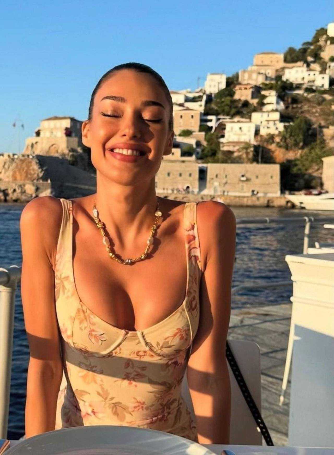Dilan Çiçek Deniz Yaz Tatilinde Fırtına Gibi Esti 3 Dilan Cicek Deniz Yaz Tatilinde Firtina Gibi Esti 4