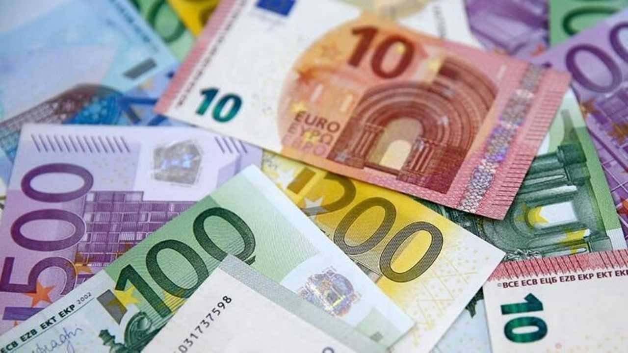 Dolar Düştü, Euro Fırladı: Kurda Yeni Rekor 1 Dolar Dustu Euro Firladi Kurda Yeni Rekor 2