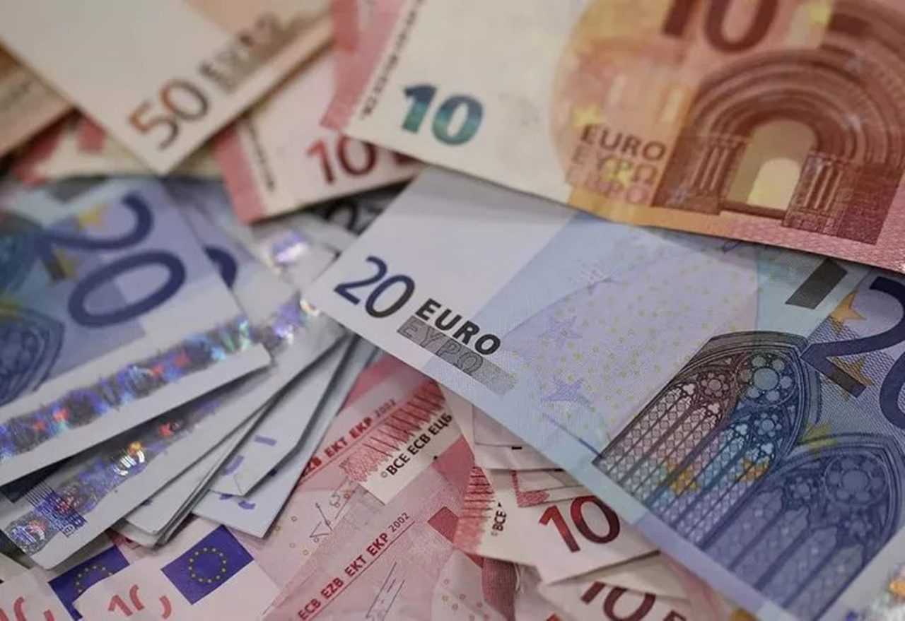 Dolar Düştü, Euro Fırladı: Kurda Yeni Rekor 2 Dolar Dustu Euro Firladi Kurda Yeni Rekor 3