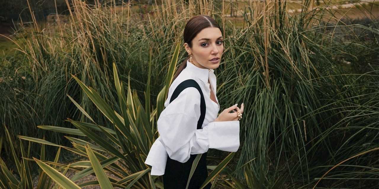 Hande Erçel’in İmaj Değişikliği Sosyal Medyayı Salladı 2 Hande Ercelin Imaj Degisikligi Sosyal Medyayi Salladi 3