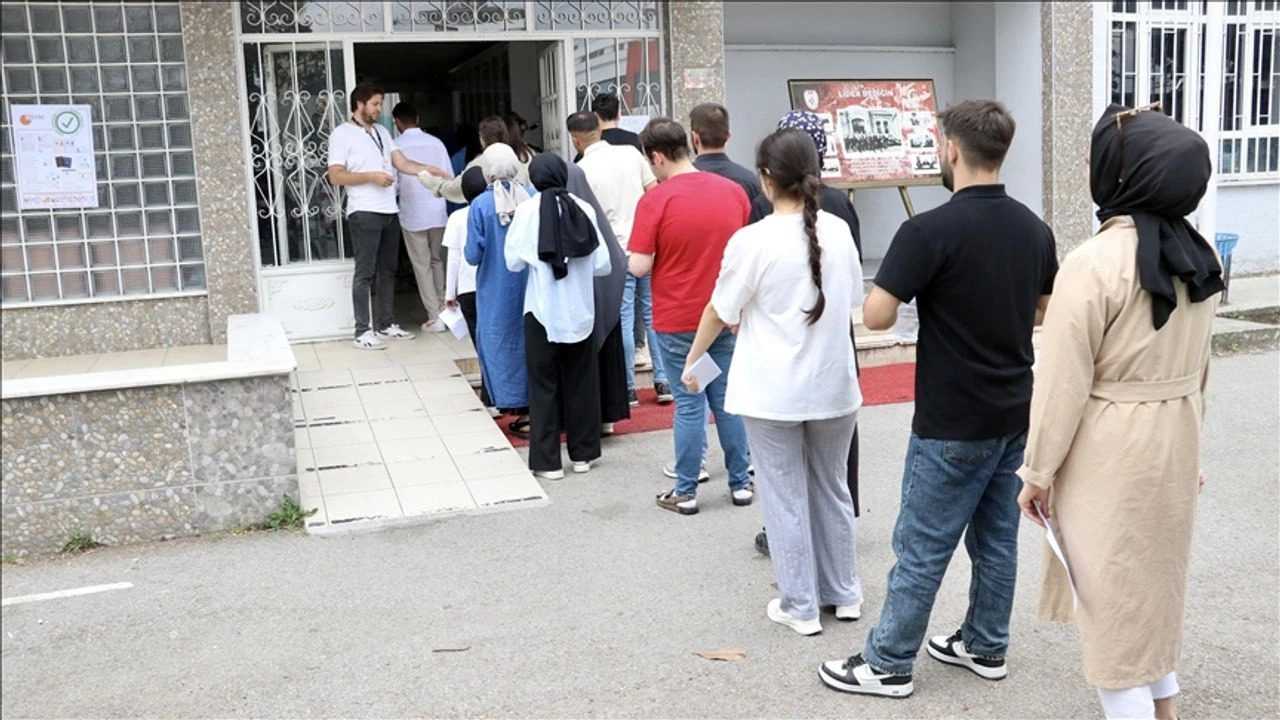YKS 2025 Başladı: Milyonlar Sınavda Ter Döküyor 1 YKS 2025 Basladi Milyonlar Sinavda Ter Dokuyor 2