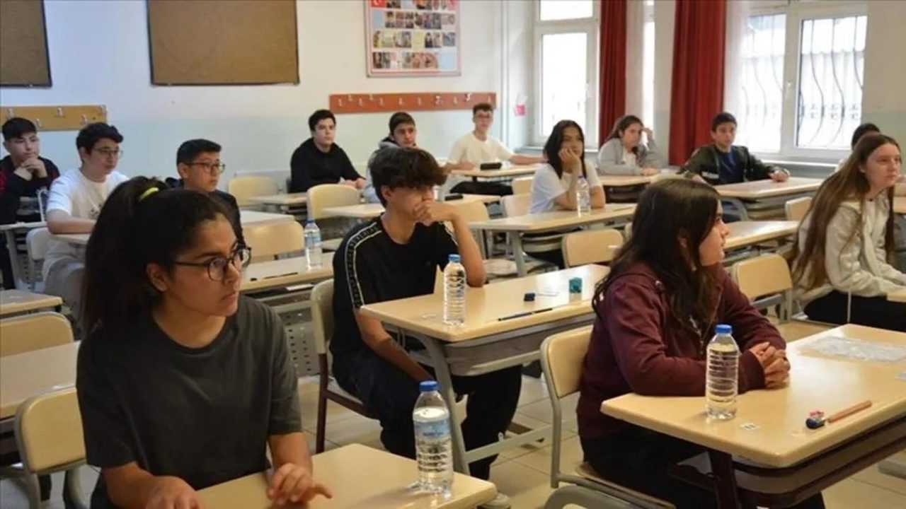 YKS 2025 Başladı: Milyonlar Sınavda Ter Döküyor 3 YKS 2025 Basladi Milyonlar Sinavda Ter Dokuyor 4