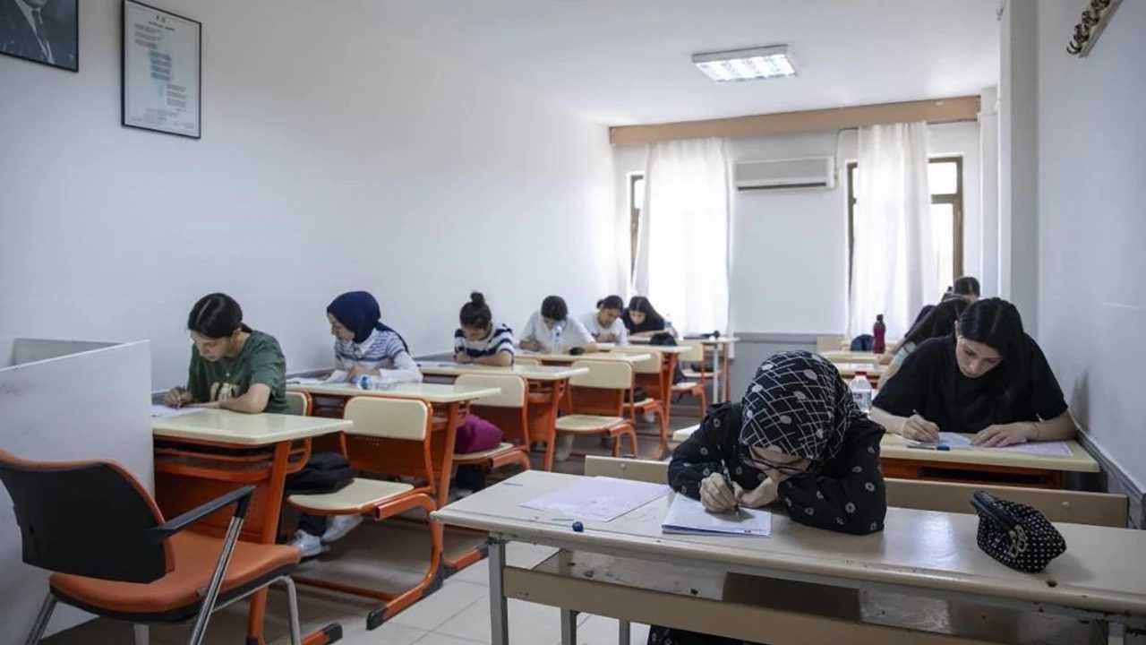 YKS 2025 Başladı: Milyonlar Sınavda Ter Döküyor 4 YKS 2025 Basladi Milyonlar Sinavda Ter Dokuyor 5