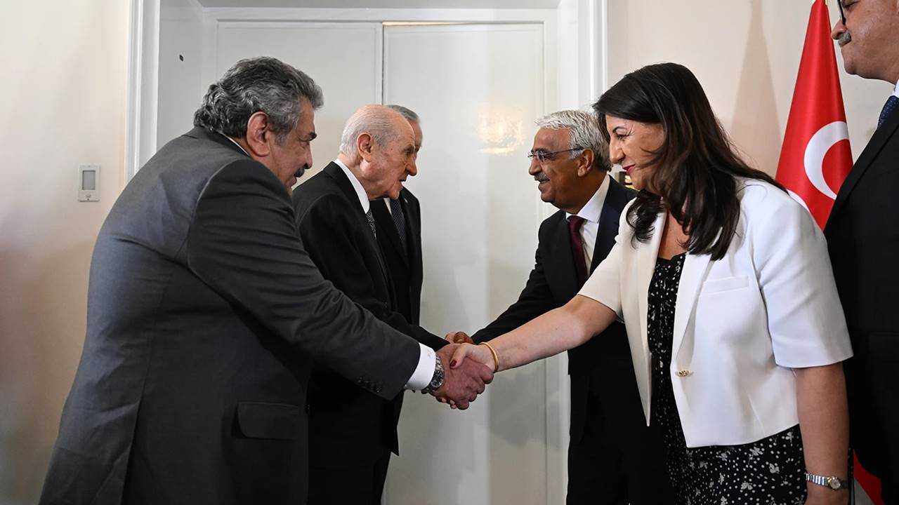 Bahçeli ile DEM Heyeti Aynı Masada: Sürece Destek Mesajı 1 Bahceli ile DEM Heyeti Ayni Masada Surece Destek Mesaji 1